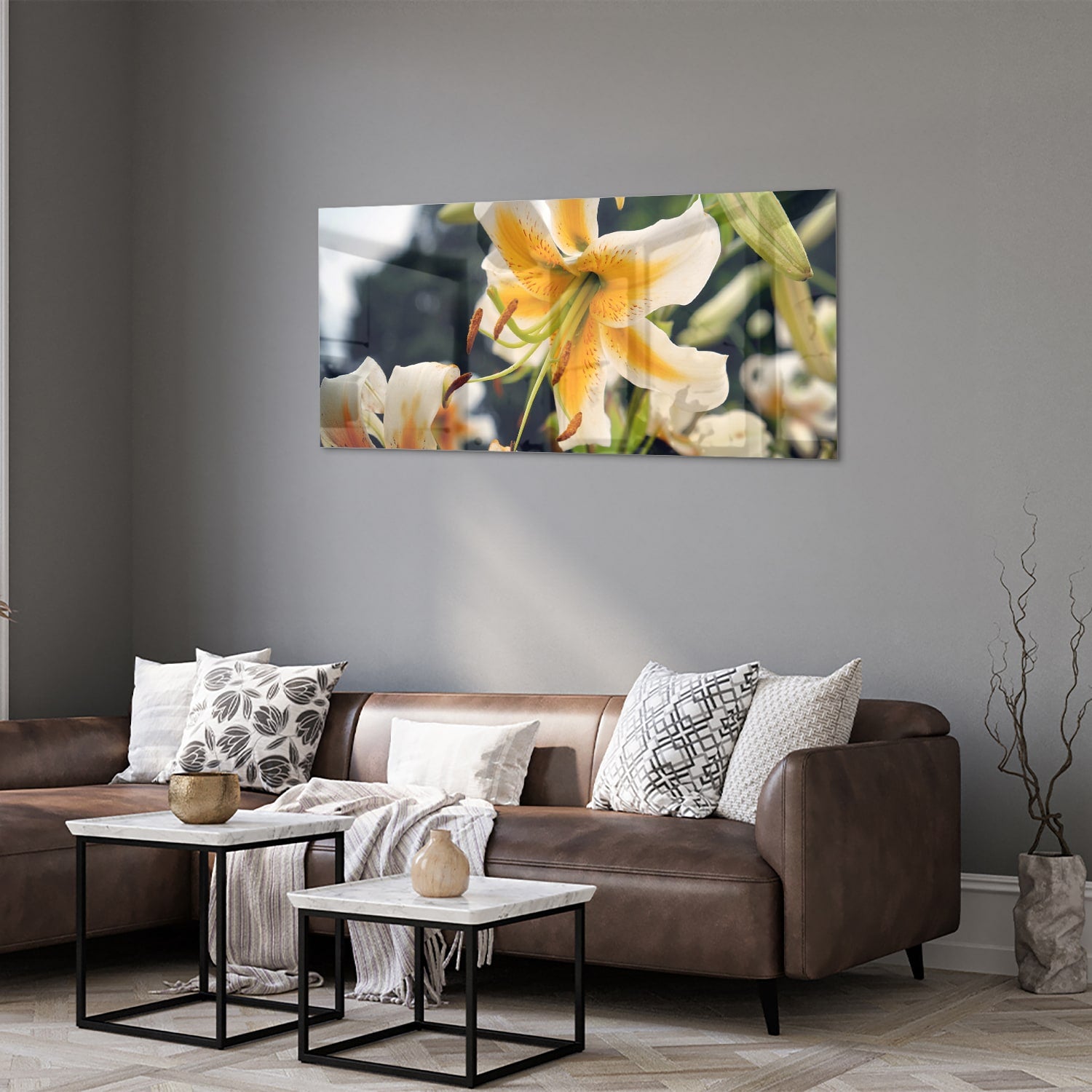 Glazen schilderij met lelies in een elegant interieur