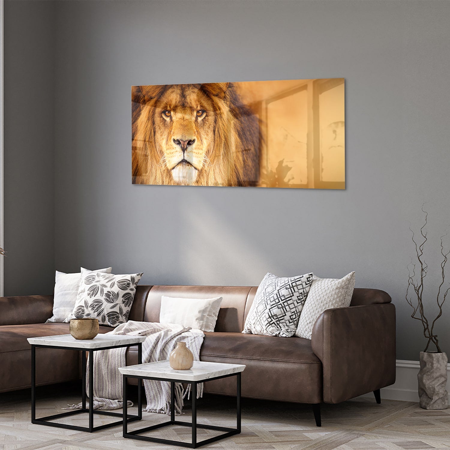 Glazen schilderij van een majestueuze leeuw in een modern interieur