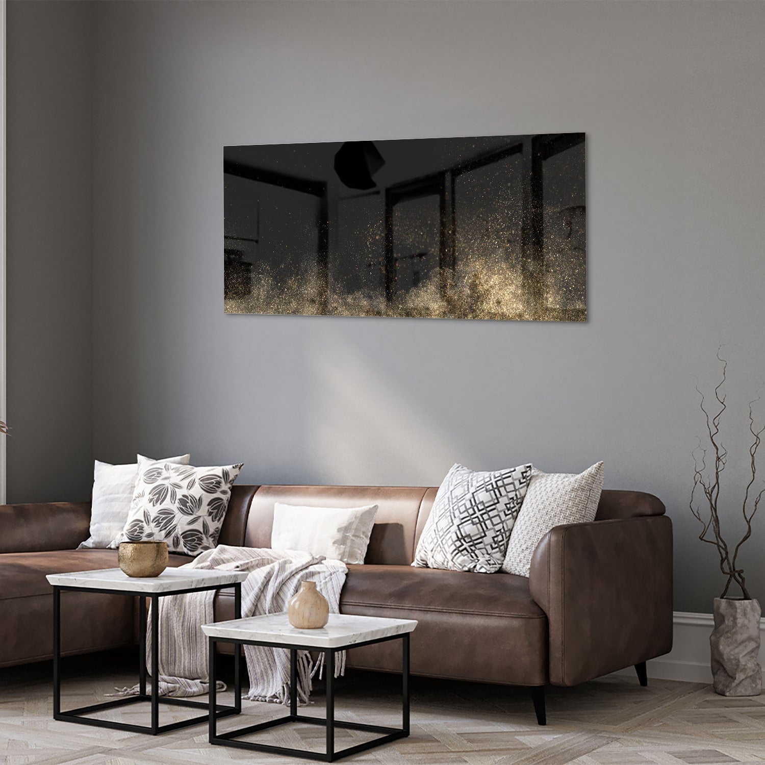 Glazen schilderij met zwarte achtergrond en gouden accenten aan de muur
