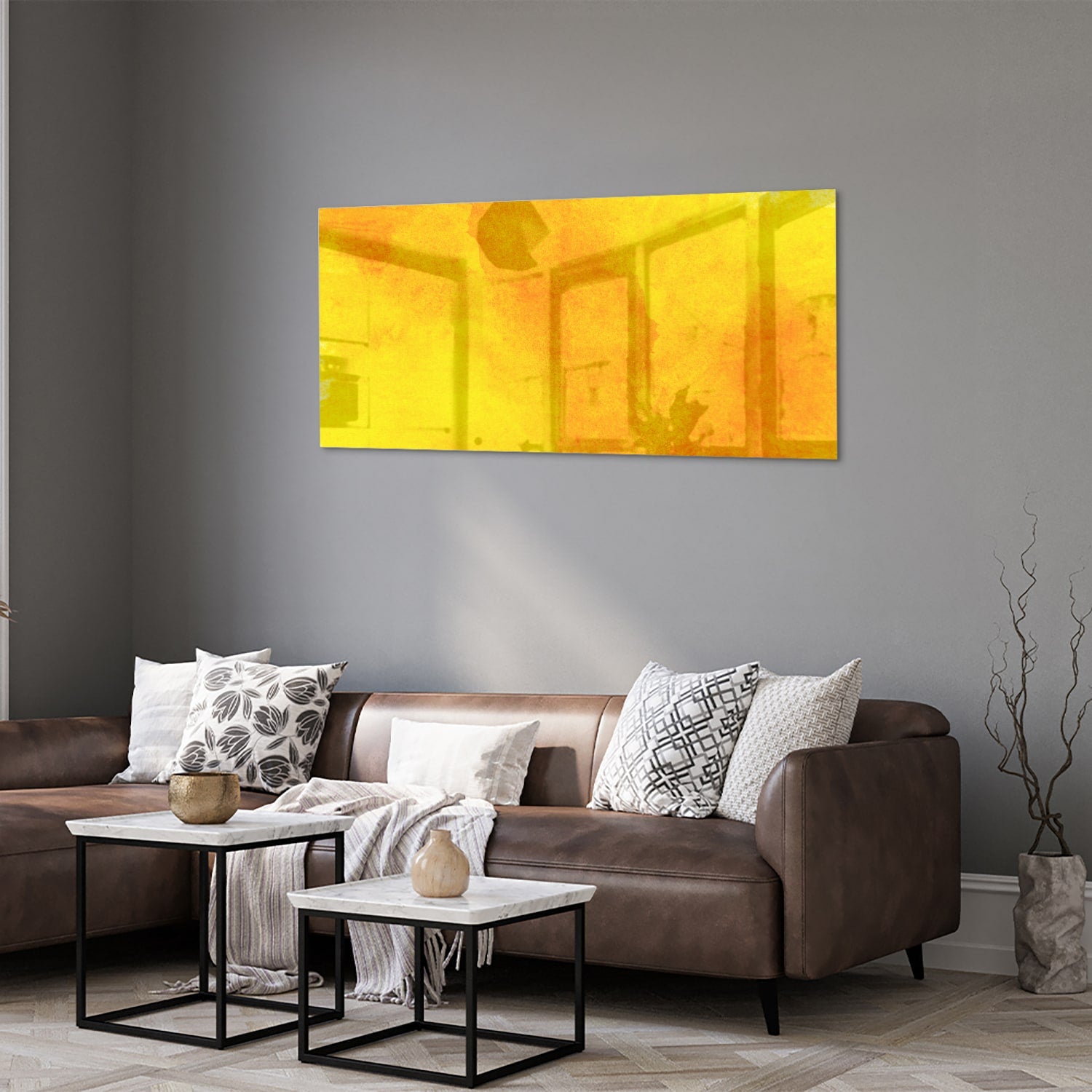 Gele glazen schilderij boven een houten bureau in een woonkamer.