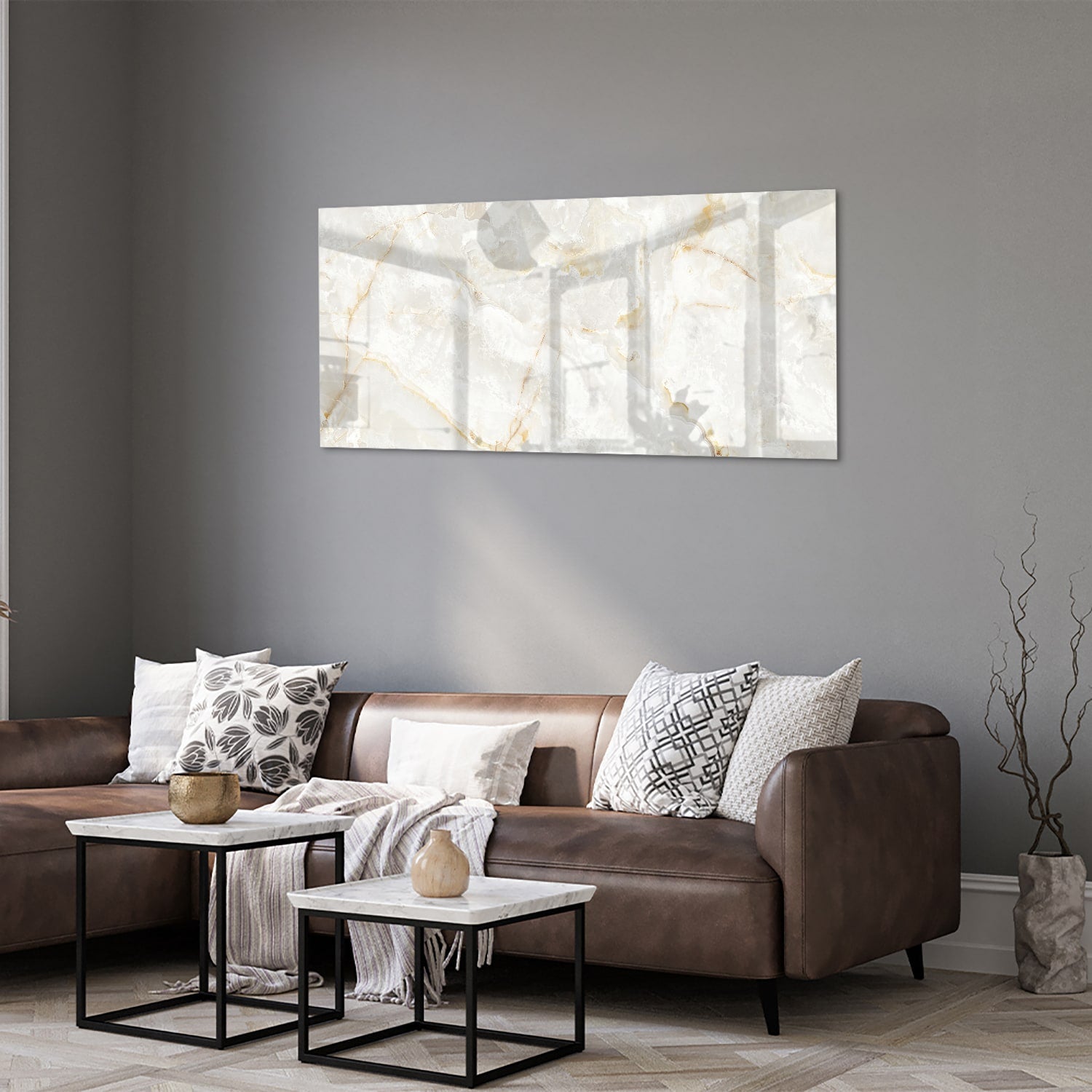 Elegant glazen schilderij met grijs marmer en gouden aders in moderne woonkamer