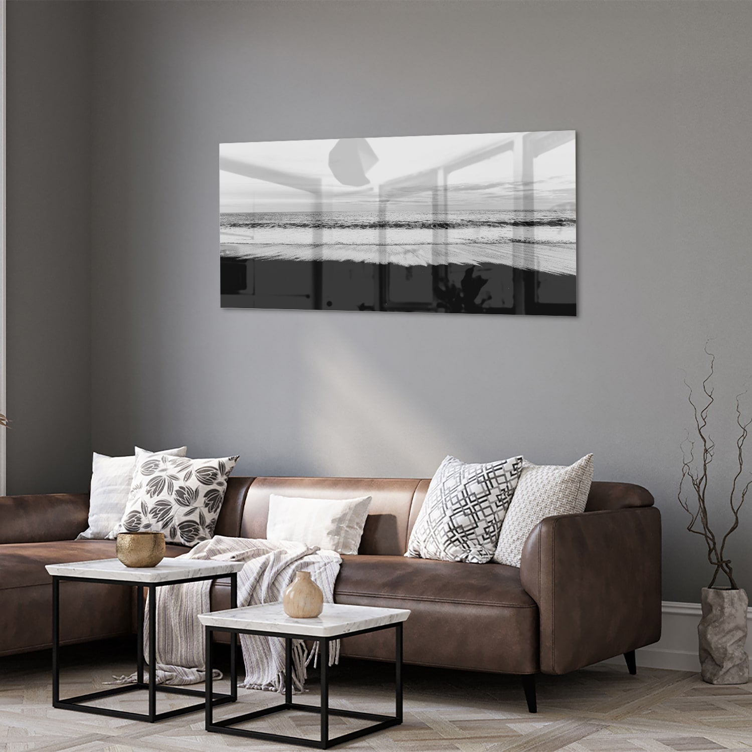 Minimalistisch zwart-wit glazen schilderij aan de muur in een modern interieur.