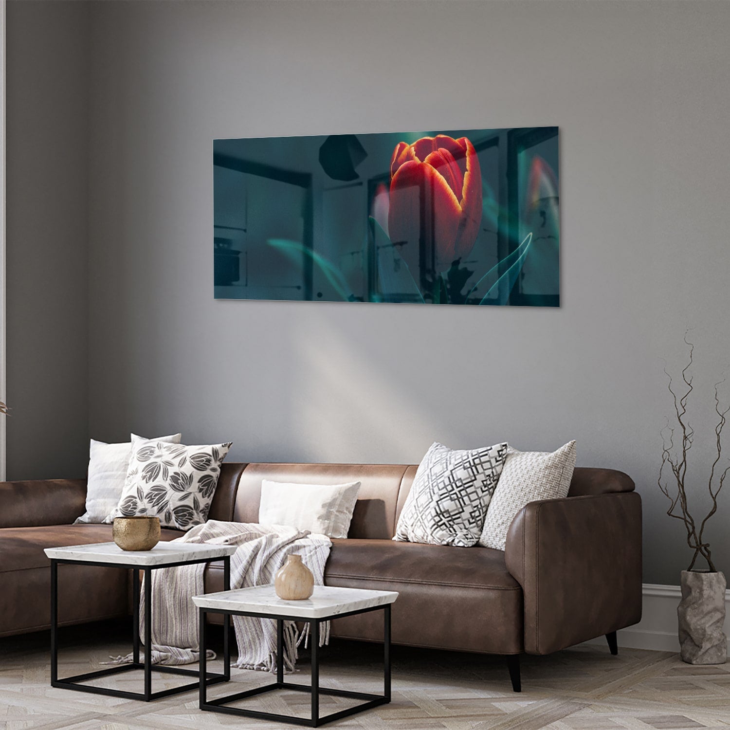 Glas schilderij van een rode tulp aan de muur in een modern interieur