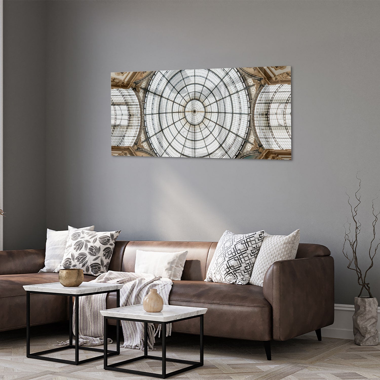Elegant glazen schilderij van een kunstzinnige koepel op een muur.