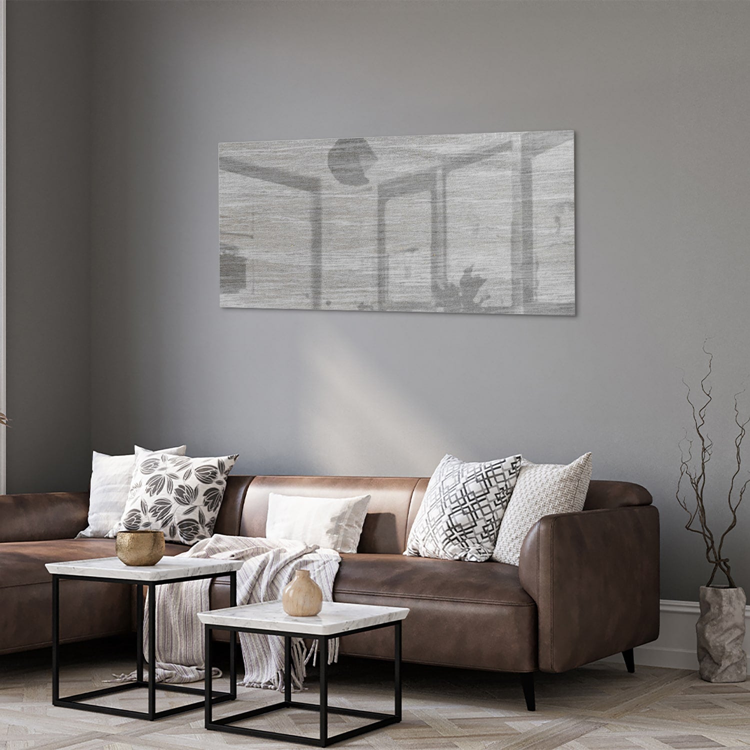 Minimalistisch glazen schilderij met grijstinten aan muur in moderne woonkamer.