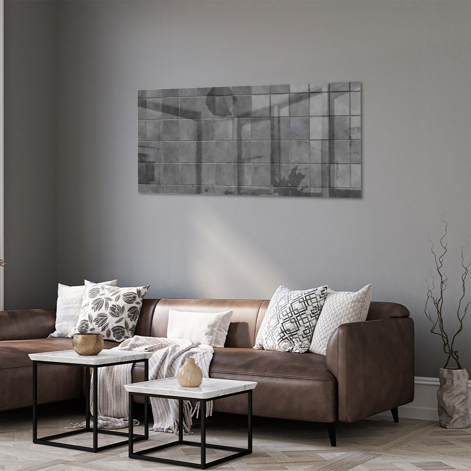Modern glazen schilderij in grijstinten aan de muur boven een houten kast