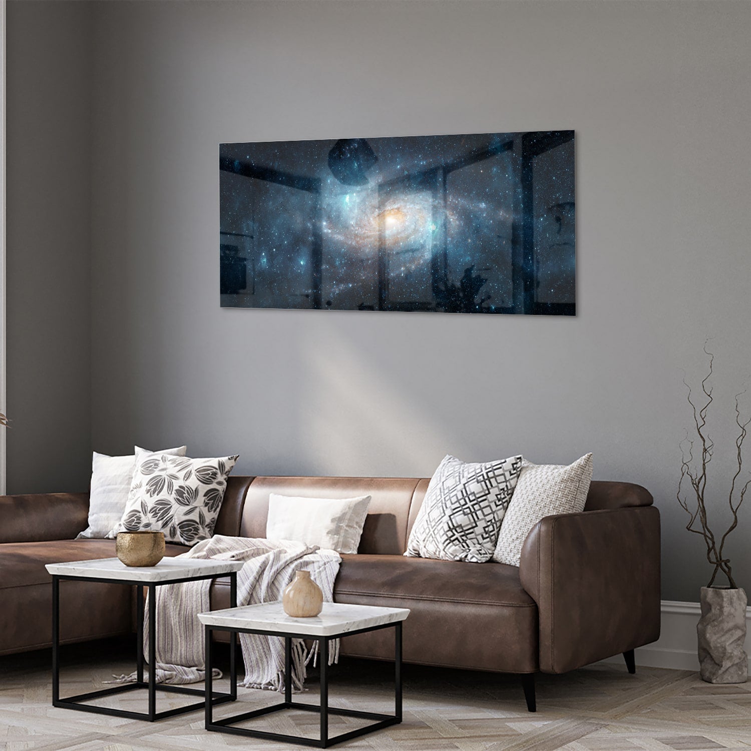Glazen schilderij van een sterrenstelsel aan de muur in een moderne woonkamer.