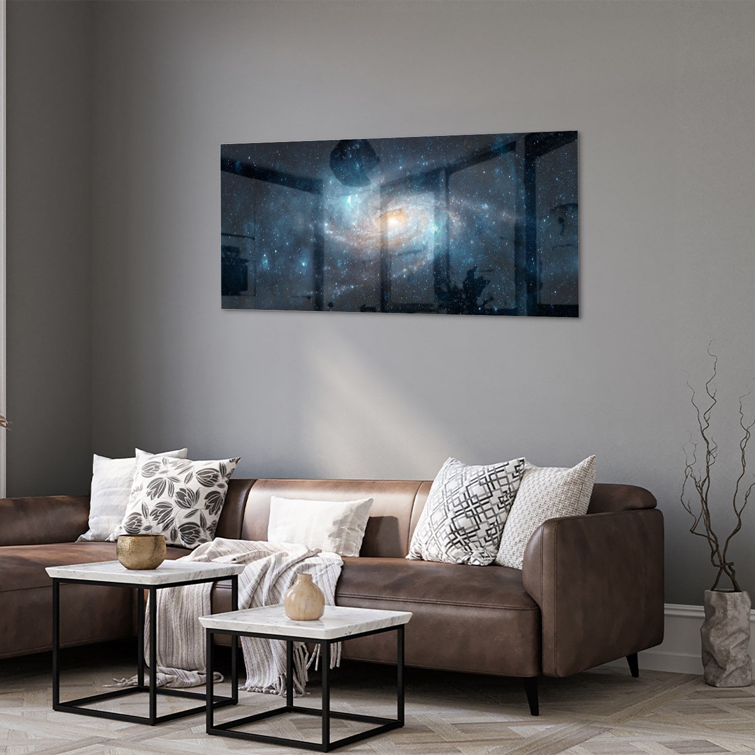Glazen schilderij van een sterrenstelsel aan de muur in een moderne woonkamer.