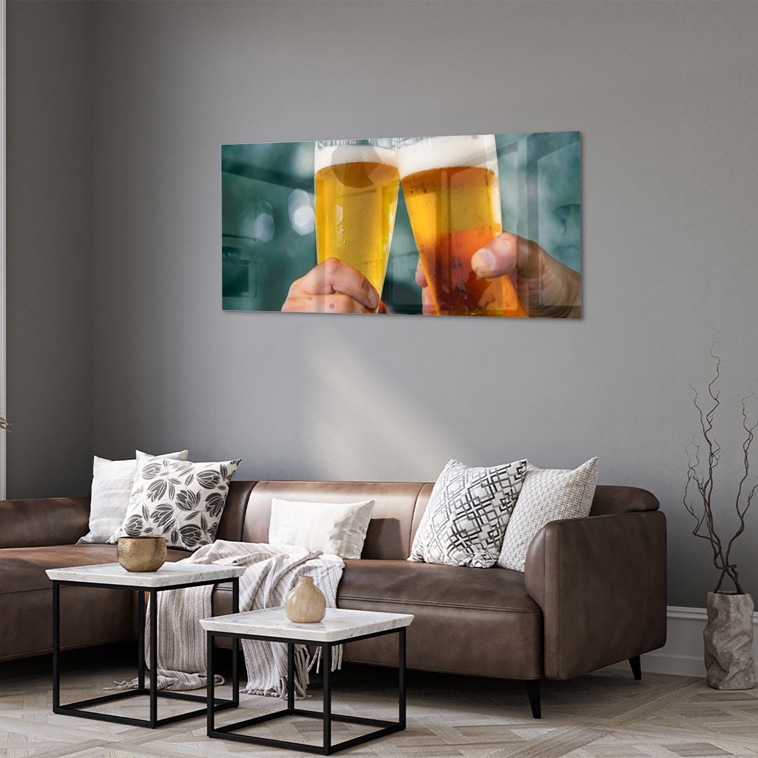 Glazen schilderij van twee glazen bier die aan elkaar getild worden in een feestelijke setting.