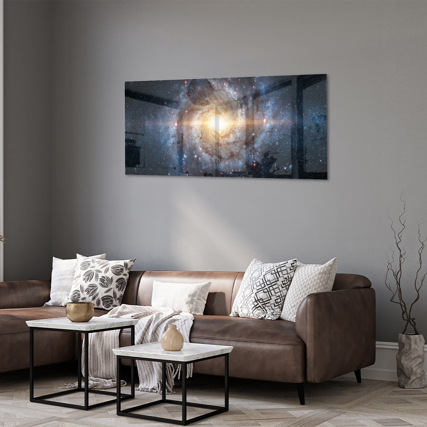 Glazen schilderij van een sterrenstelsel aan de muur in een lichte woonkamer.