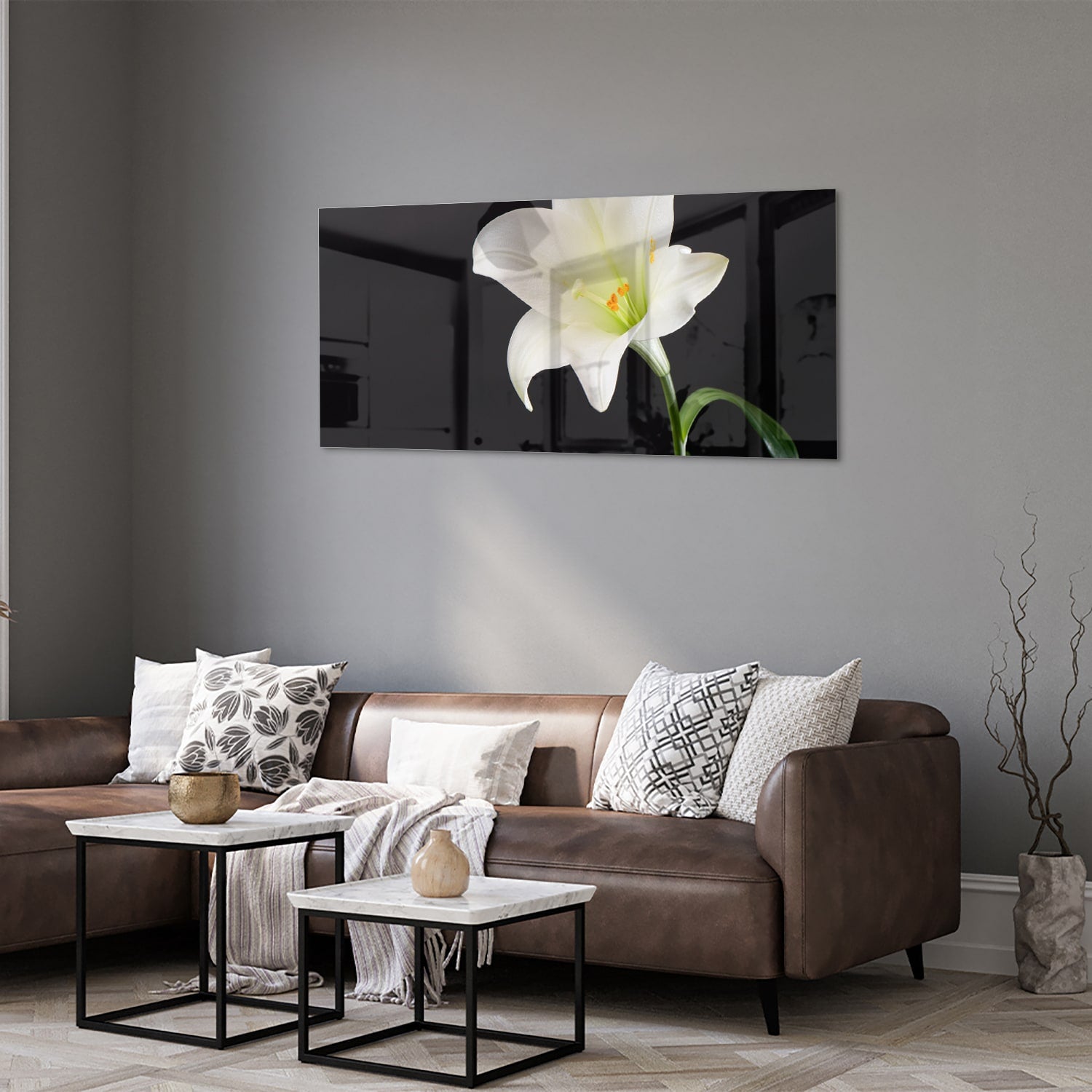 Glazen schilderij van een witte lelie aan de muur in een stijlvol interieur.