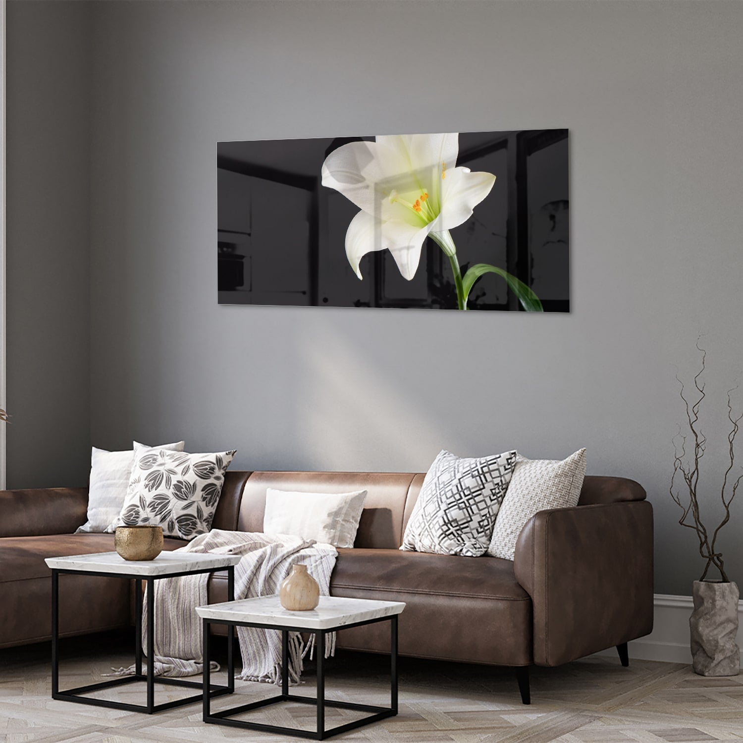 Glazen schilderij van een witte lelie aan de muur in een stijlvol interieur.
