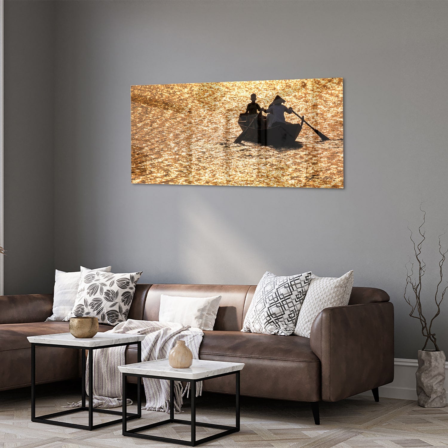 Glazen schilderij van een roeiboot op glinsterend, gouden water