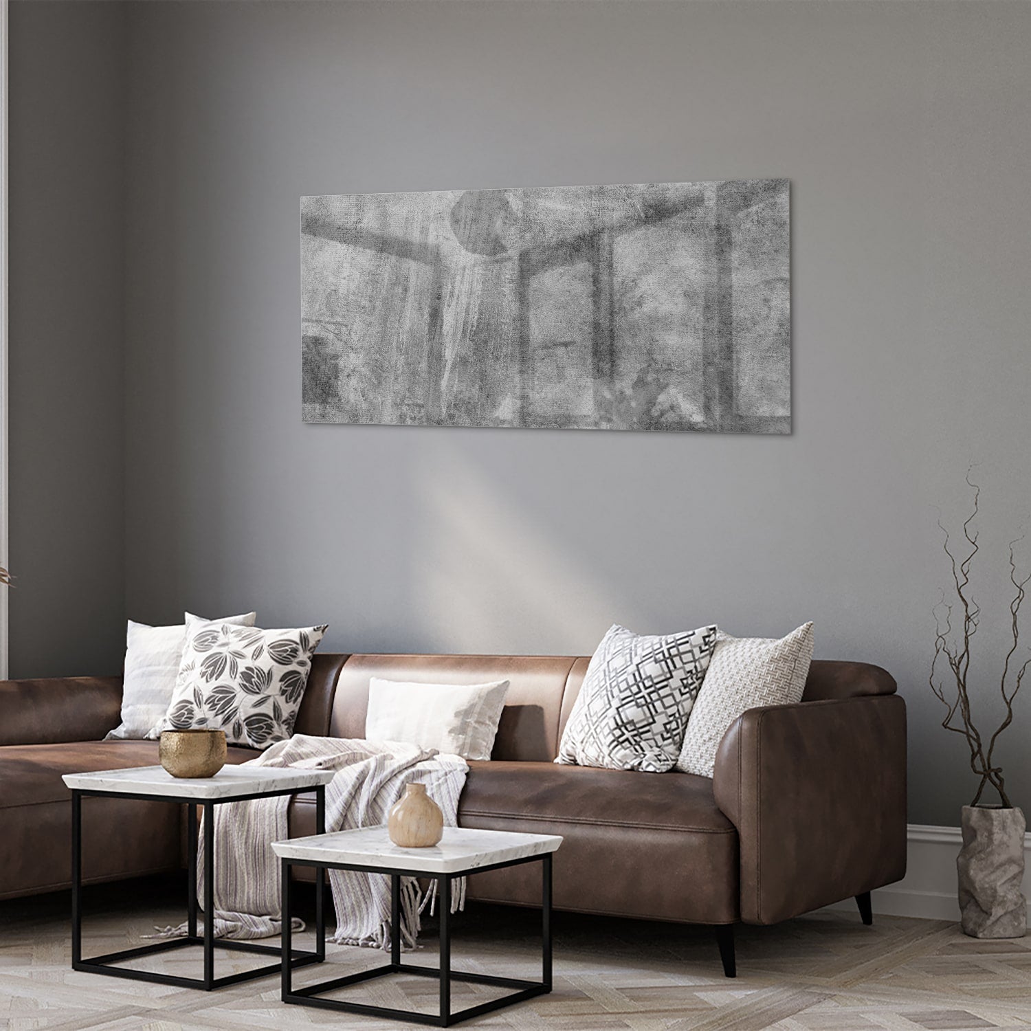 Abstract glazen schilderij in grijstinten op een witte muur.