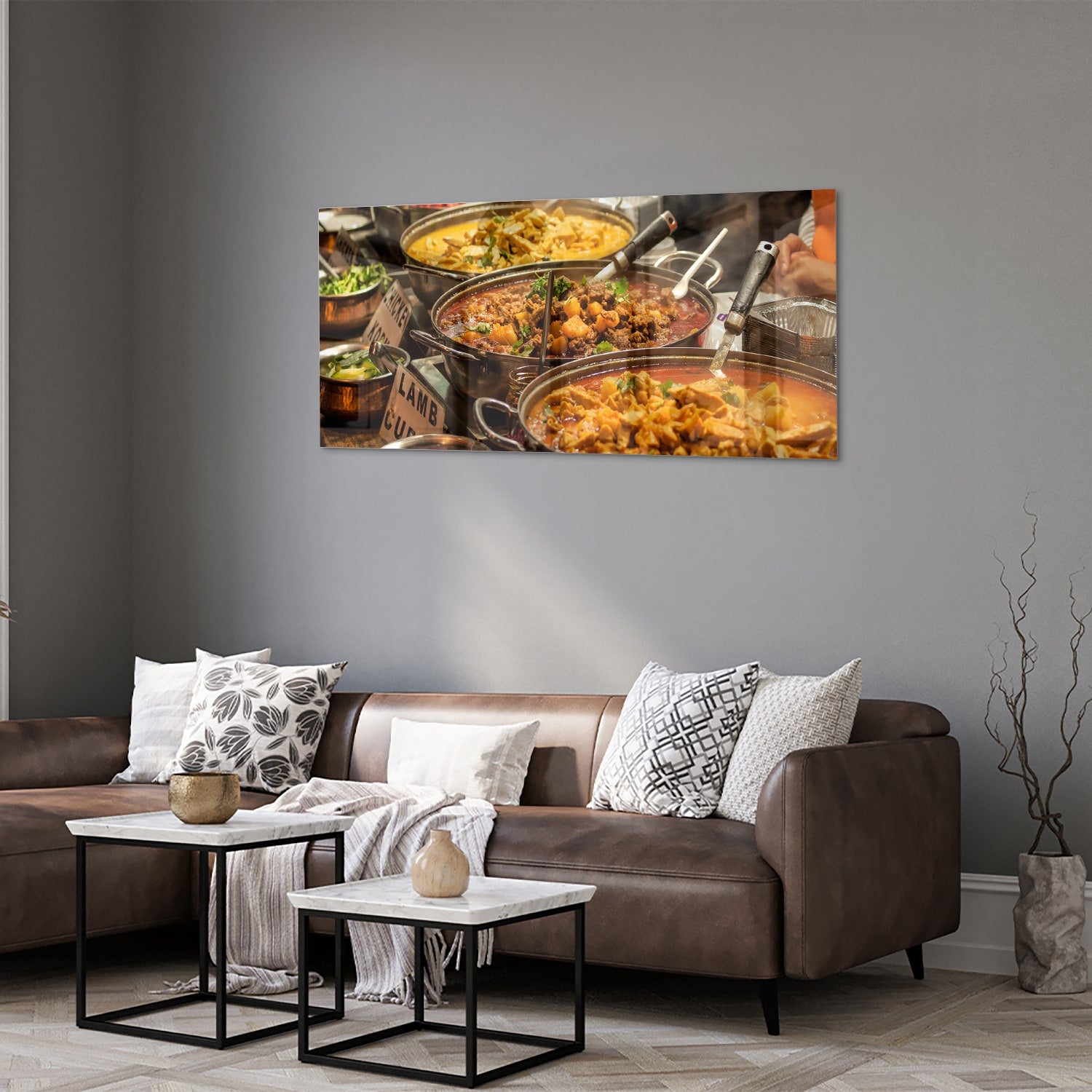 Glazen schilderij met een kleurrijke selectie van Indiaas eten, waaronder lamsvlees en groenten.