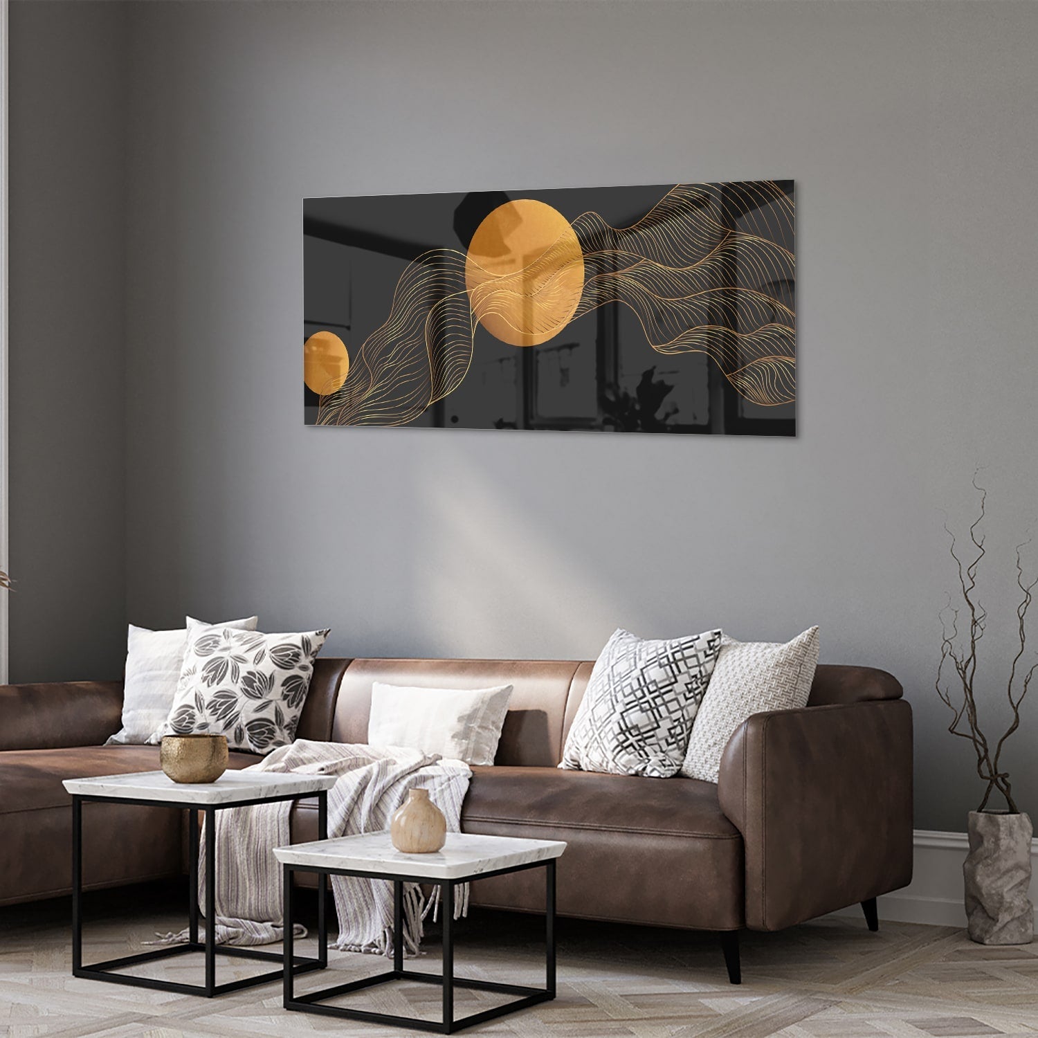 Abstract glas schilderij met een gouden zon en golvende lijnen op een zwarte achtergrond.