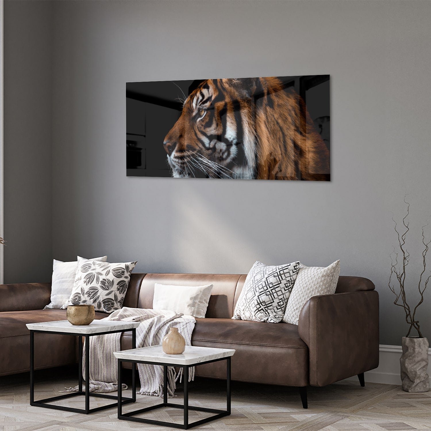 Glazen schilderij van een tijger met focus op het hoofd.