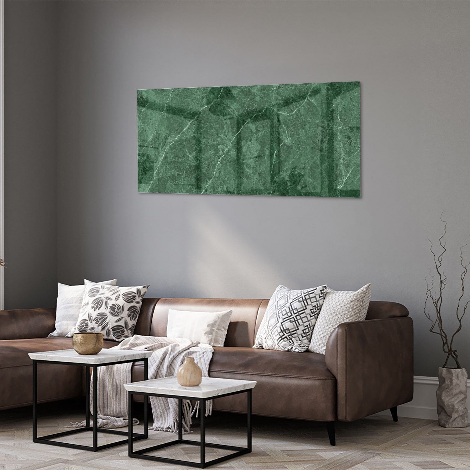 Groen glazen schilderij met marmerpatroon aan de muur.