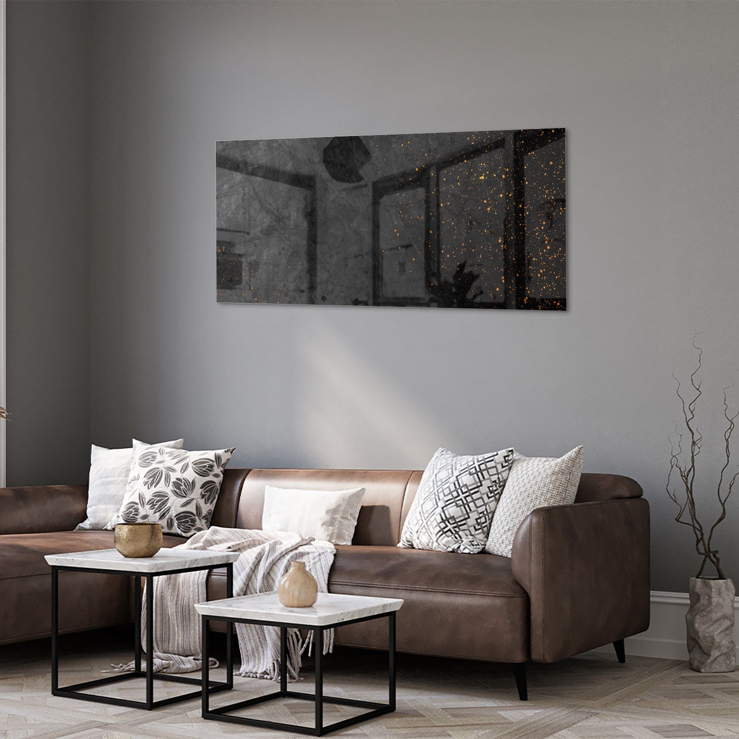 Donker glazen schilderij met gouden accenten aan de muur