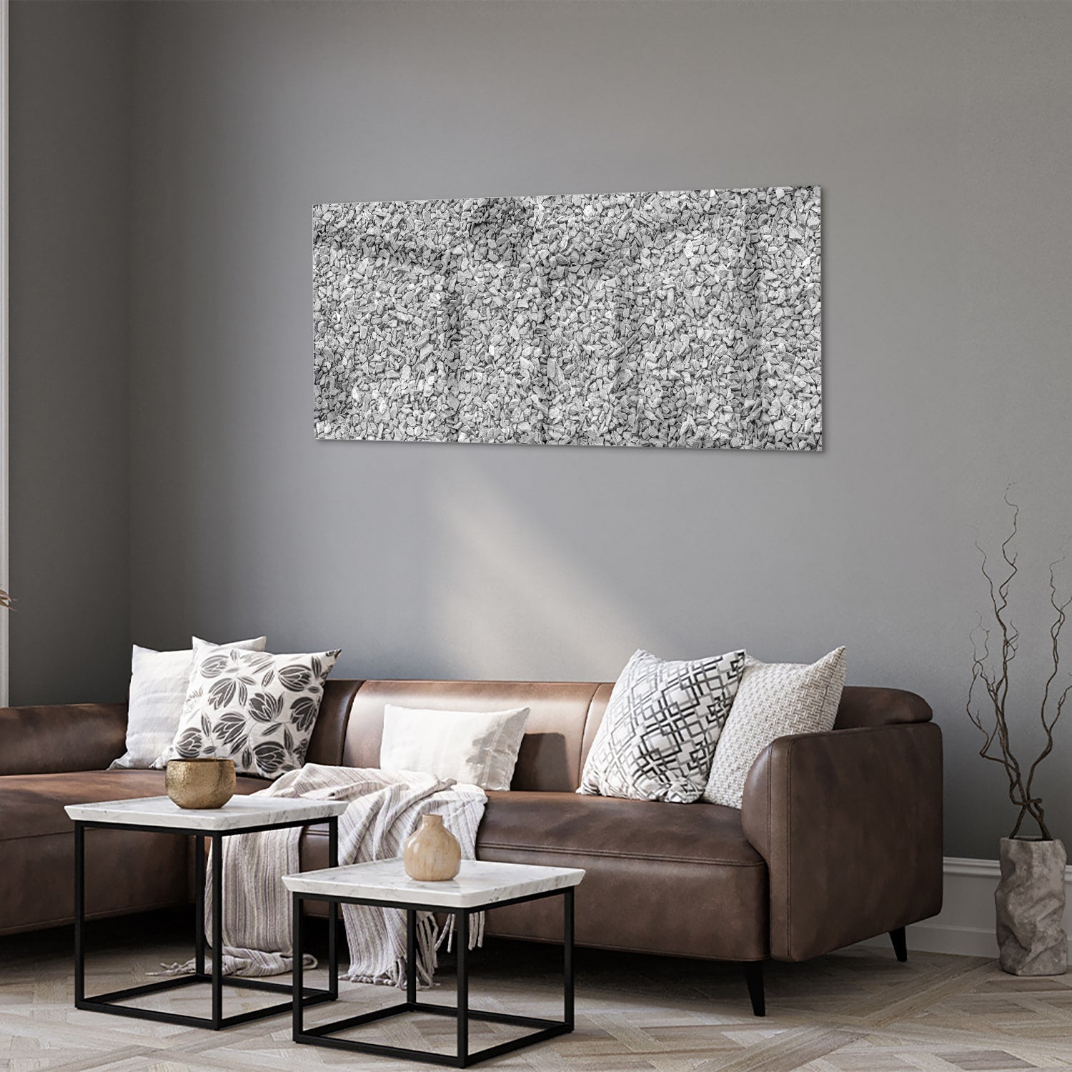 Abstract glazen schilderij met textuur hangt aan de muur in een modern interieur.