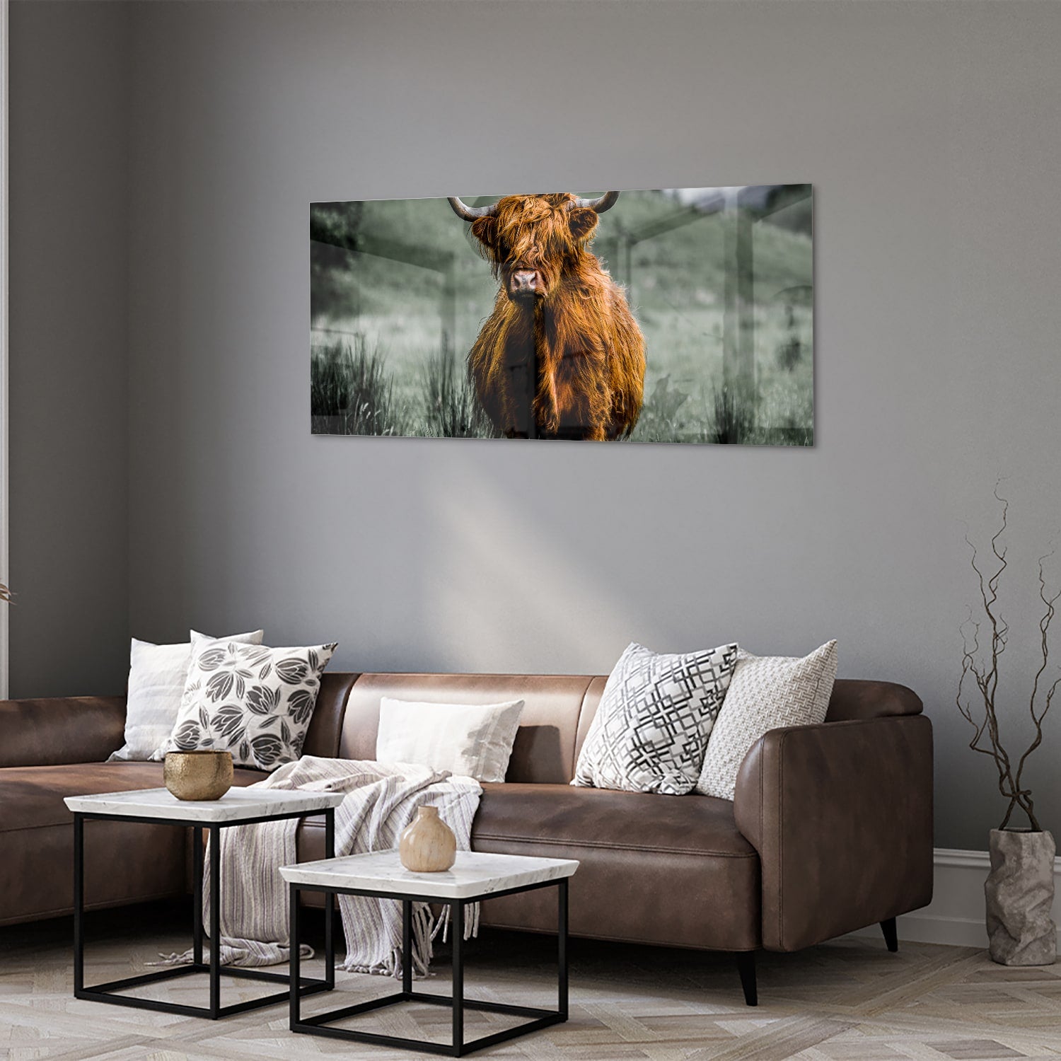 Schots Hooglander schilderij op glas in een groene omgeving.