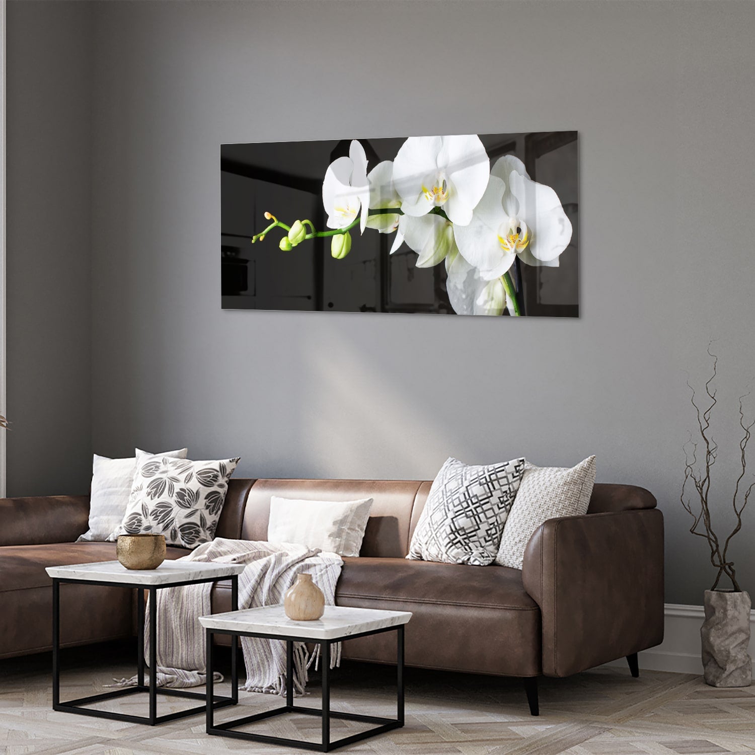 Glazen schilderij van witte orchideen op een zwarte achtergrond