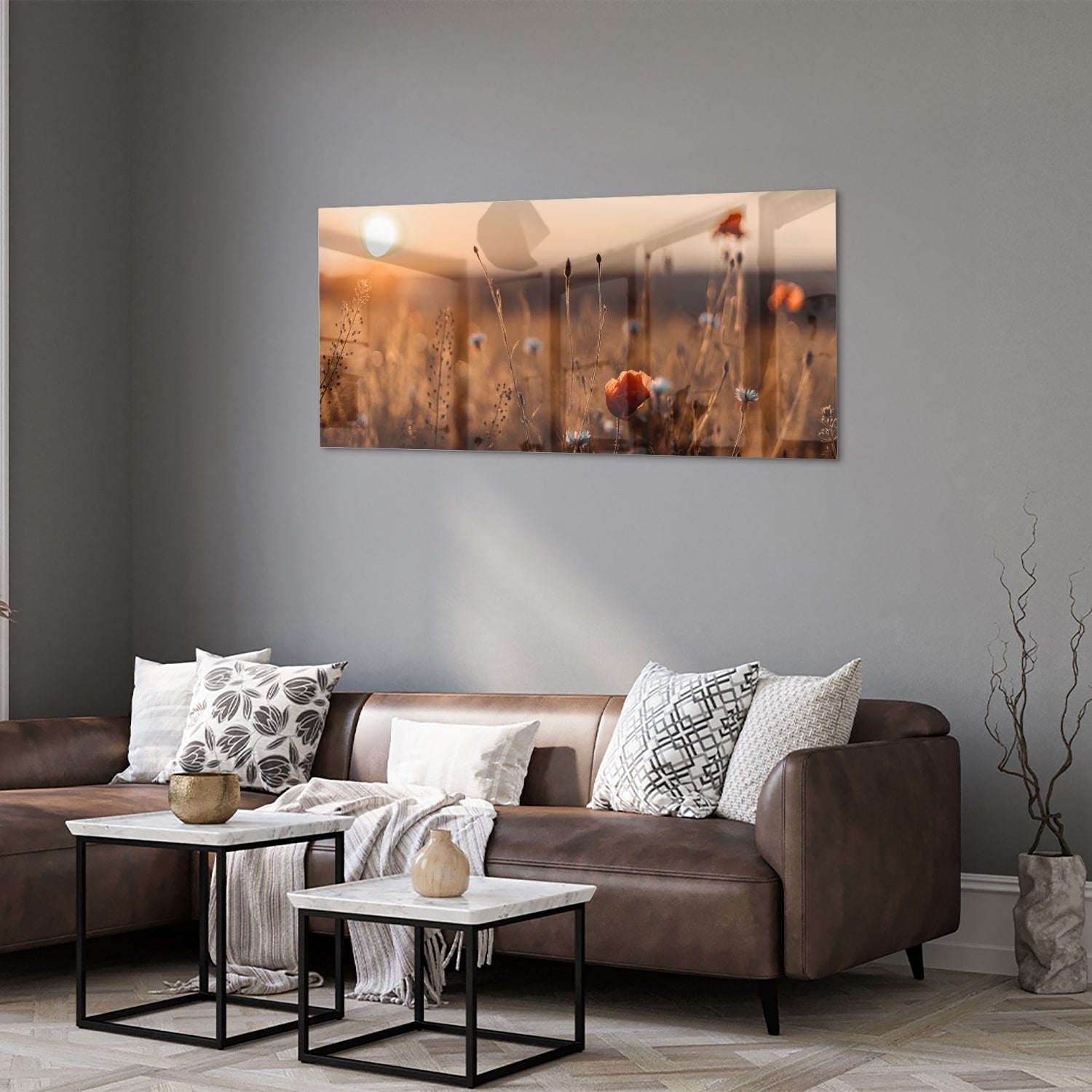 Glazen schilderij van een poppy veld bij zonsondergang, met warme kleuren.