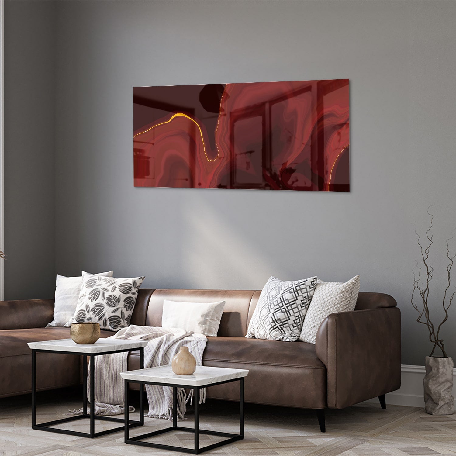 Abstract glazen schilderij met warme roodtinten aan de muur