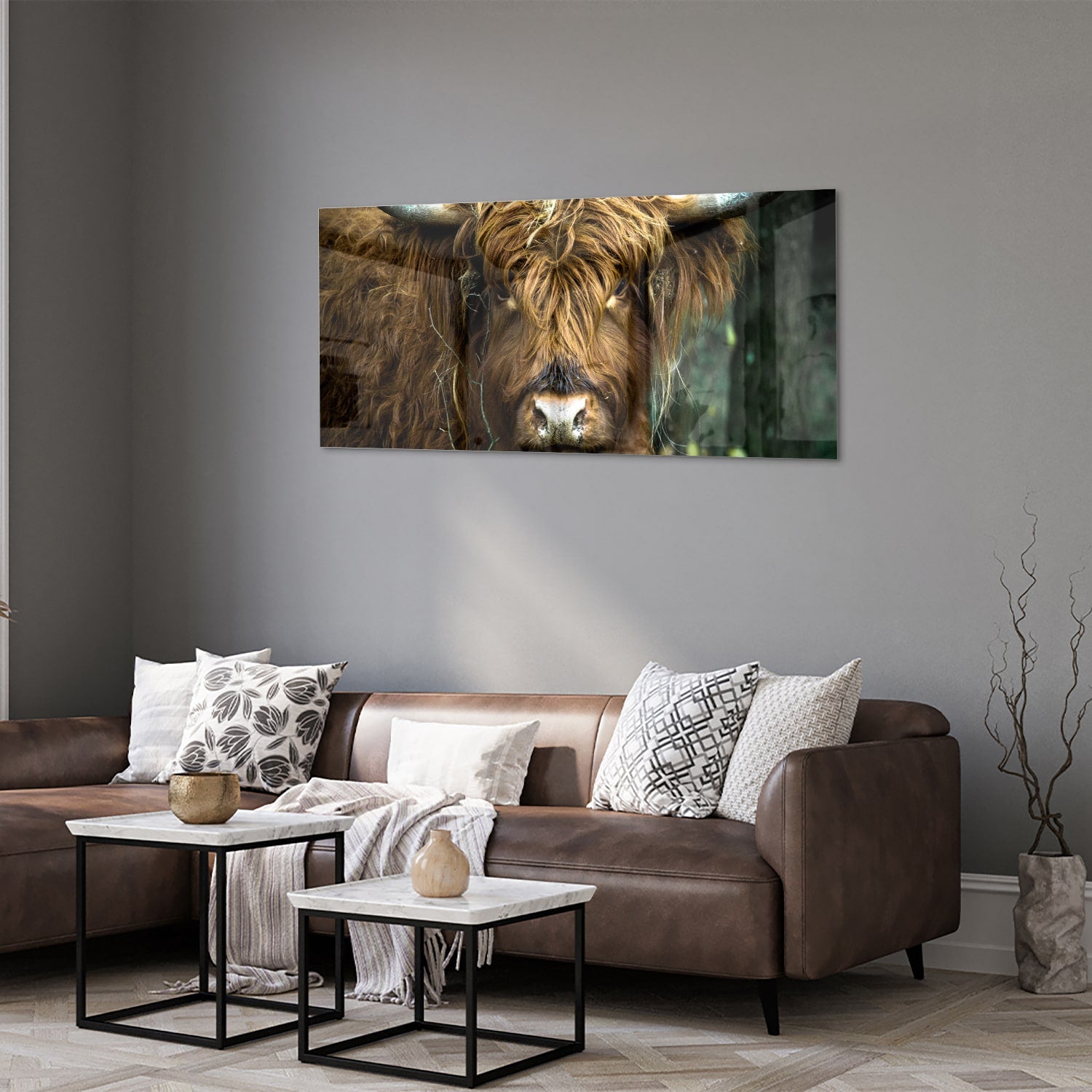 Glazen schilderij van een Schotse Hooglander in een natuurlijke omgeving