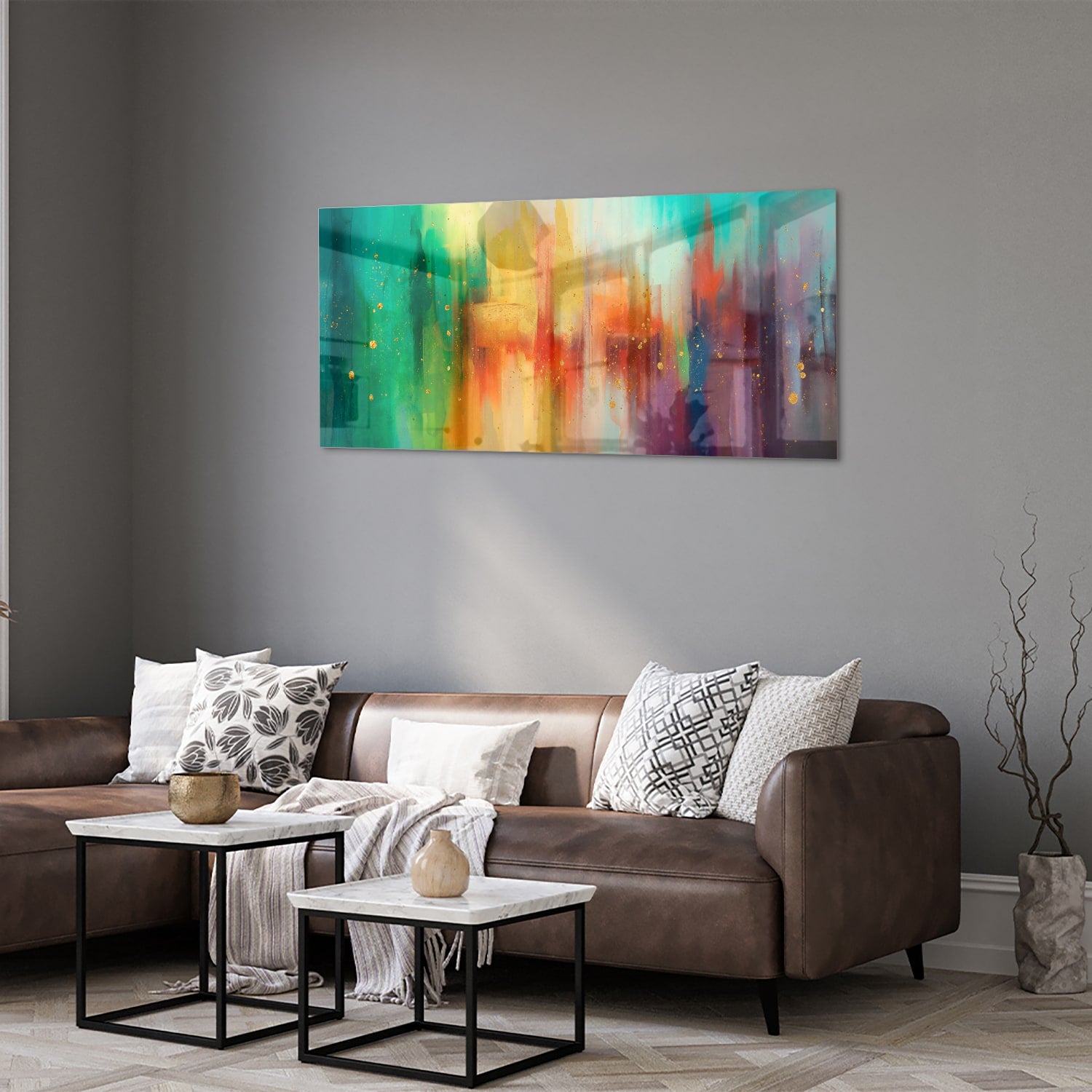Abstract kleurrijk glazen schilderij aan de muur in een moderne woonkamer.