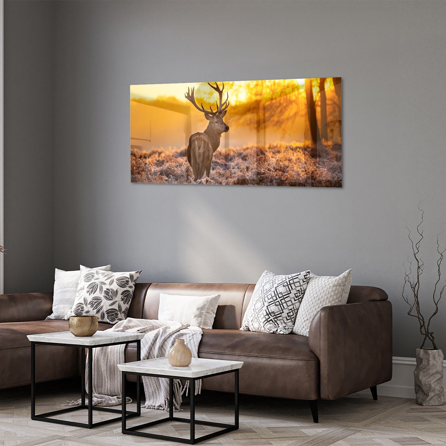Glazen schilderij van een hert in de opkomende zon boven een veld