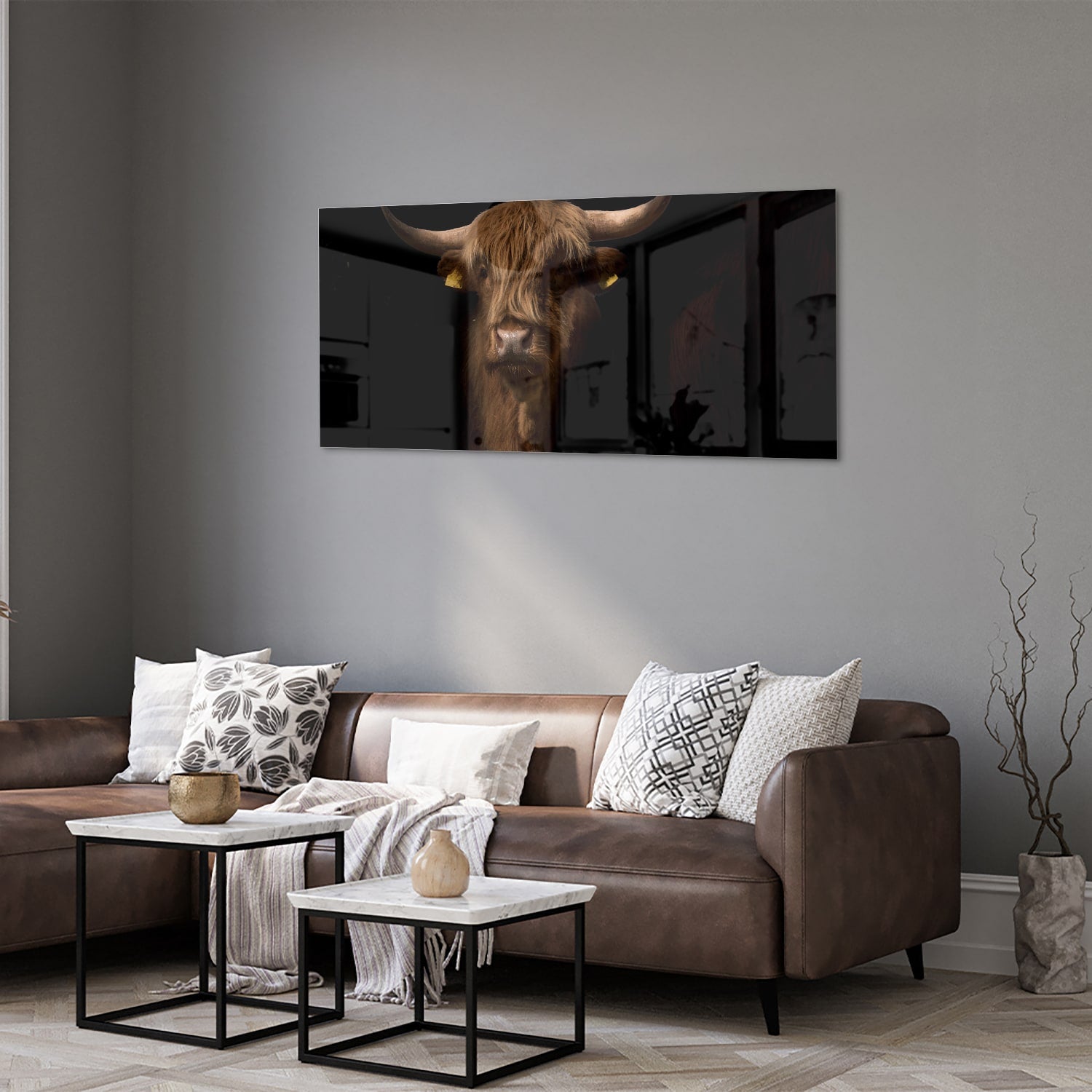Glazen schilderij van een hooglander, een krachtige uitstraling in interieurdecoratie.