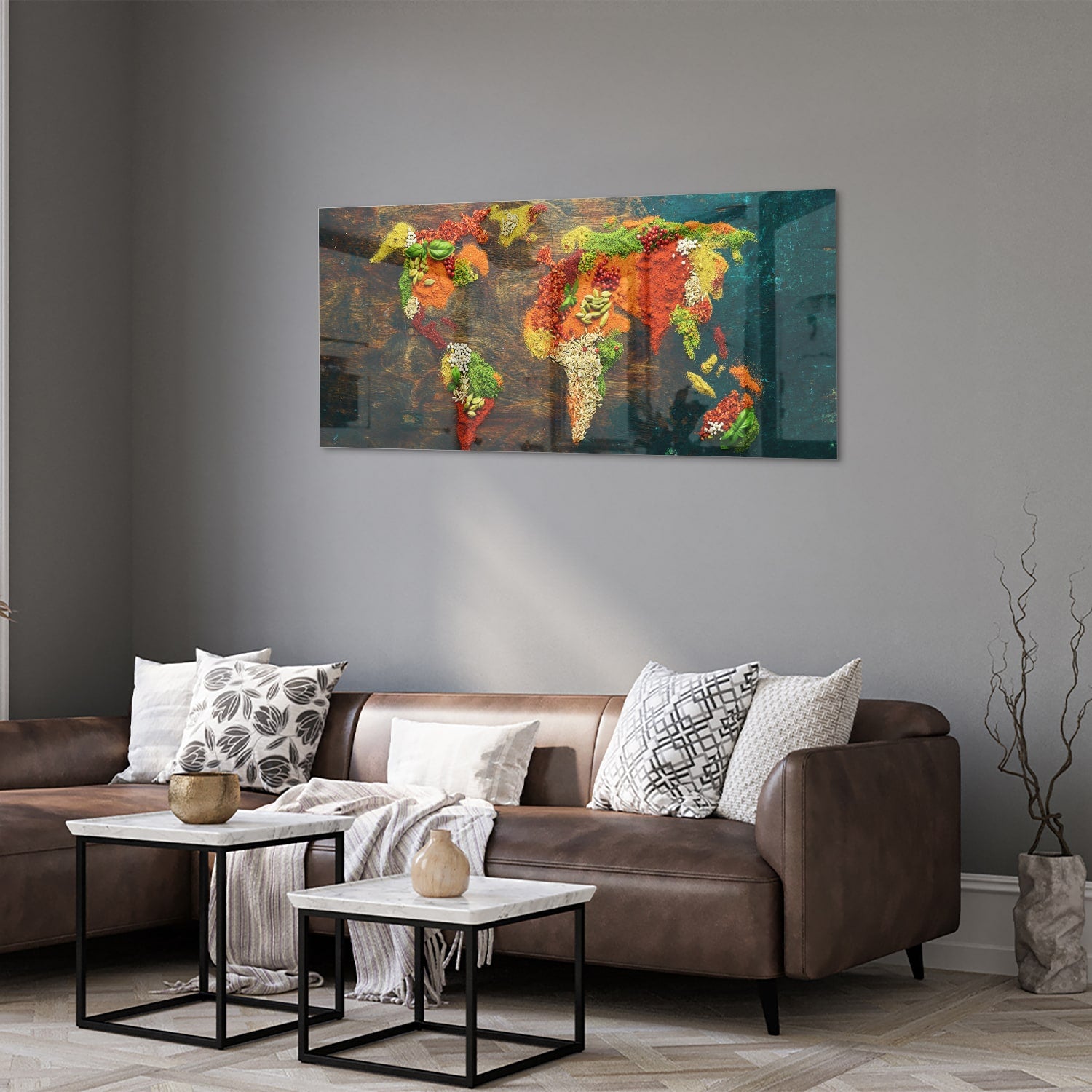 Kleurrijke glazen schilderij van een wereldkaart in een moderne woonkamer.