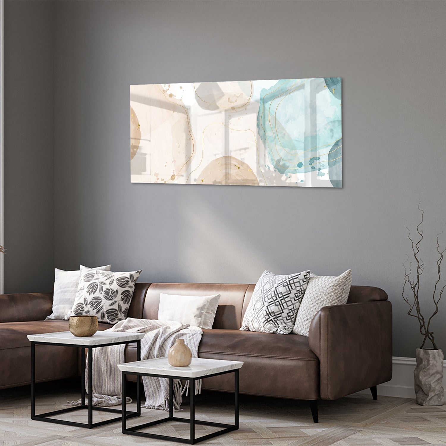 Elegante glazen schilderij met aqua en gouden tinten aan de muur.