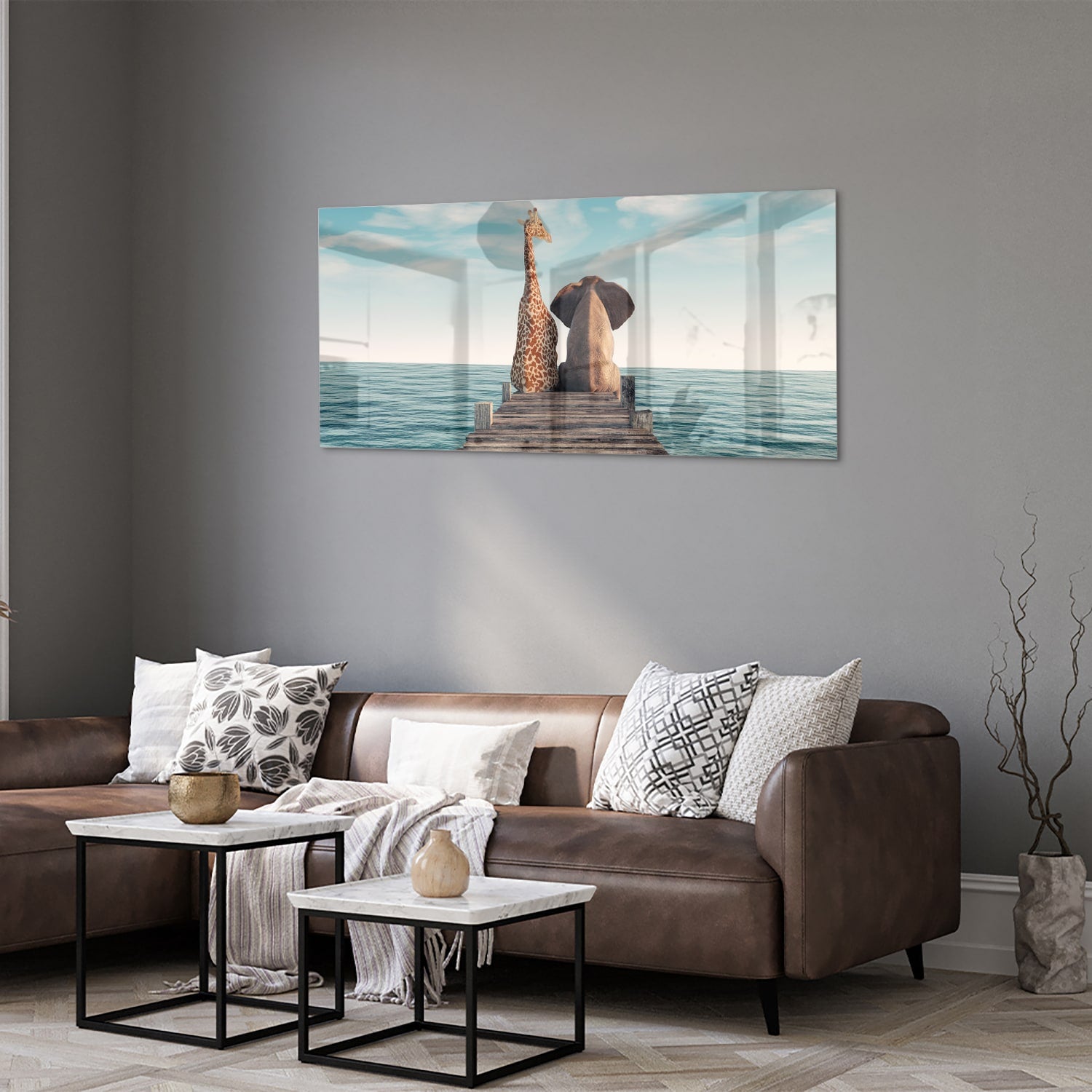 Glazen schilderij van een giraffe en olifant op een houten pier met zee op de achtergrond.