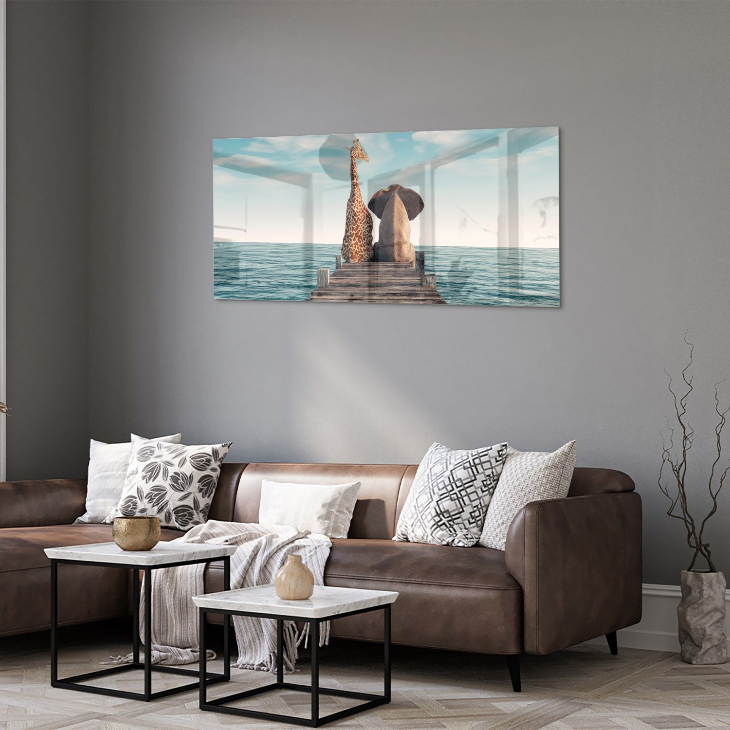 Glazen schilderij van een giraffe en olifant op een houten pier met zee op de achtergrond.