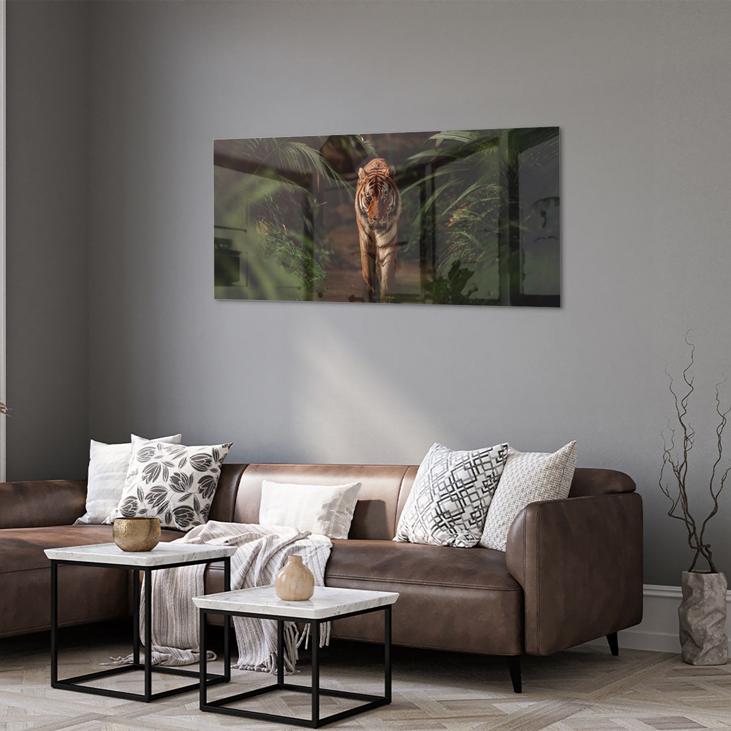 Glazen schilderij van een tijger in de jungle met groene bladeren.