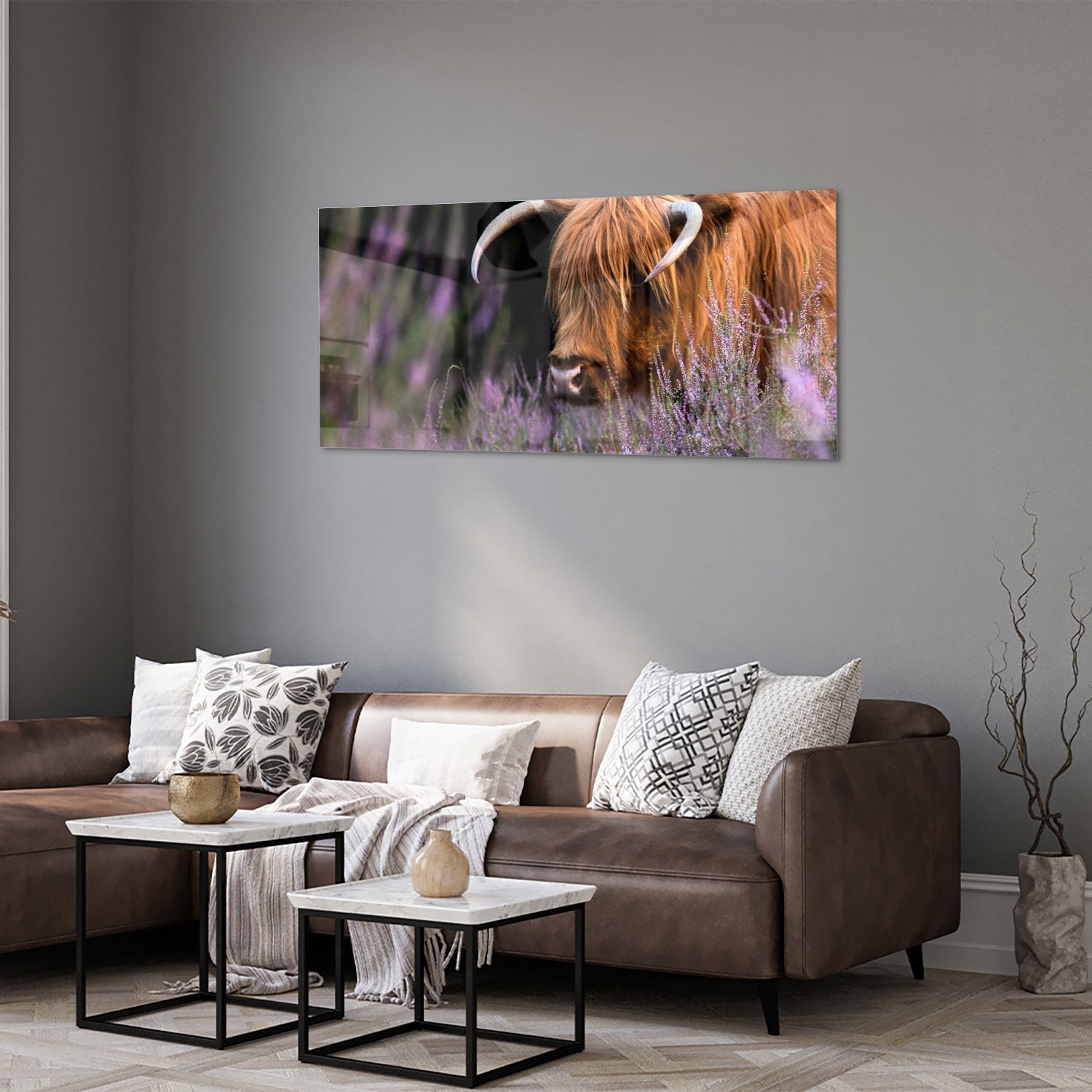 Glazen schilderij van een Schotse Hooglander met lavendel op de achtergrond.
