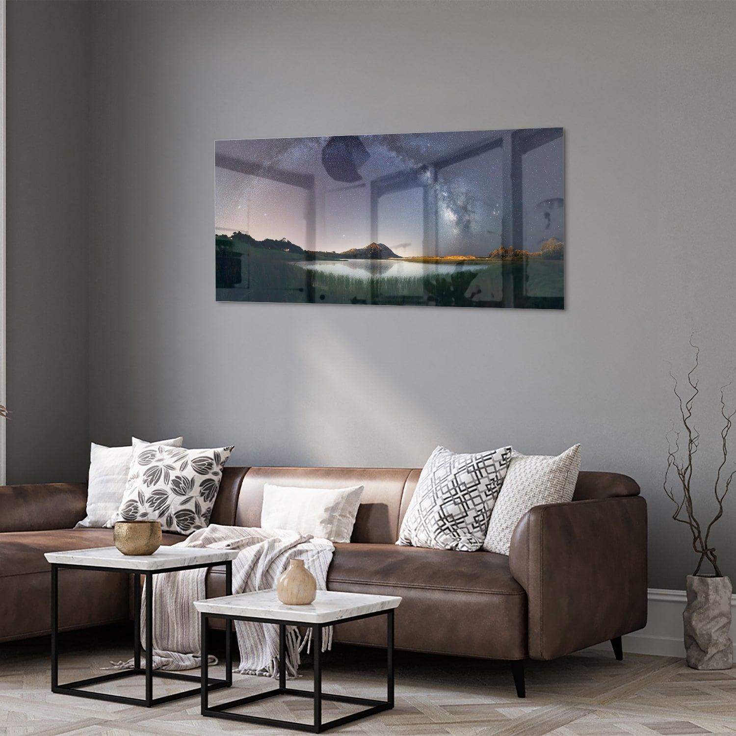 Glazen schilderij met sterrenhemel en bergen aan de wand