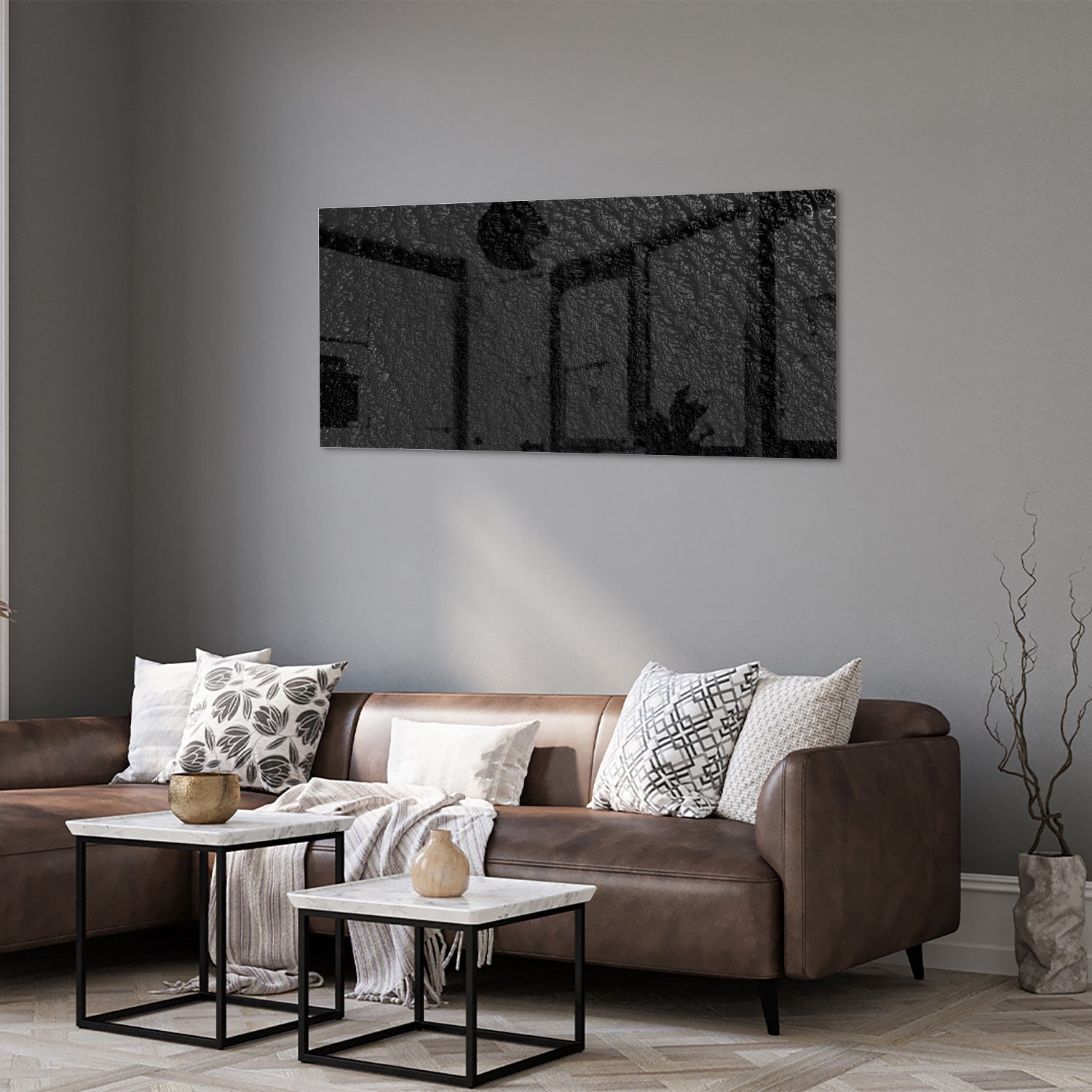 Zwart glazen schilderij aan een witte muur in een moderne woonkamer.