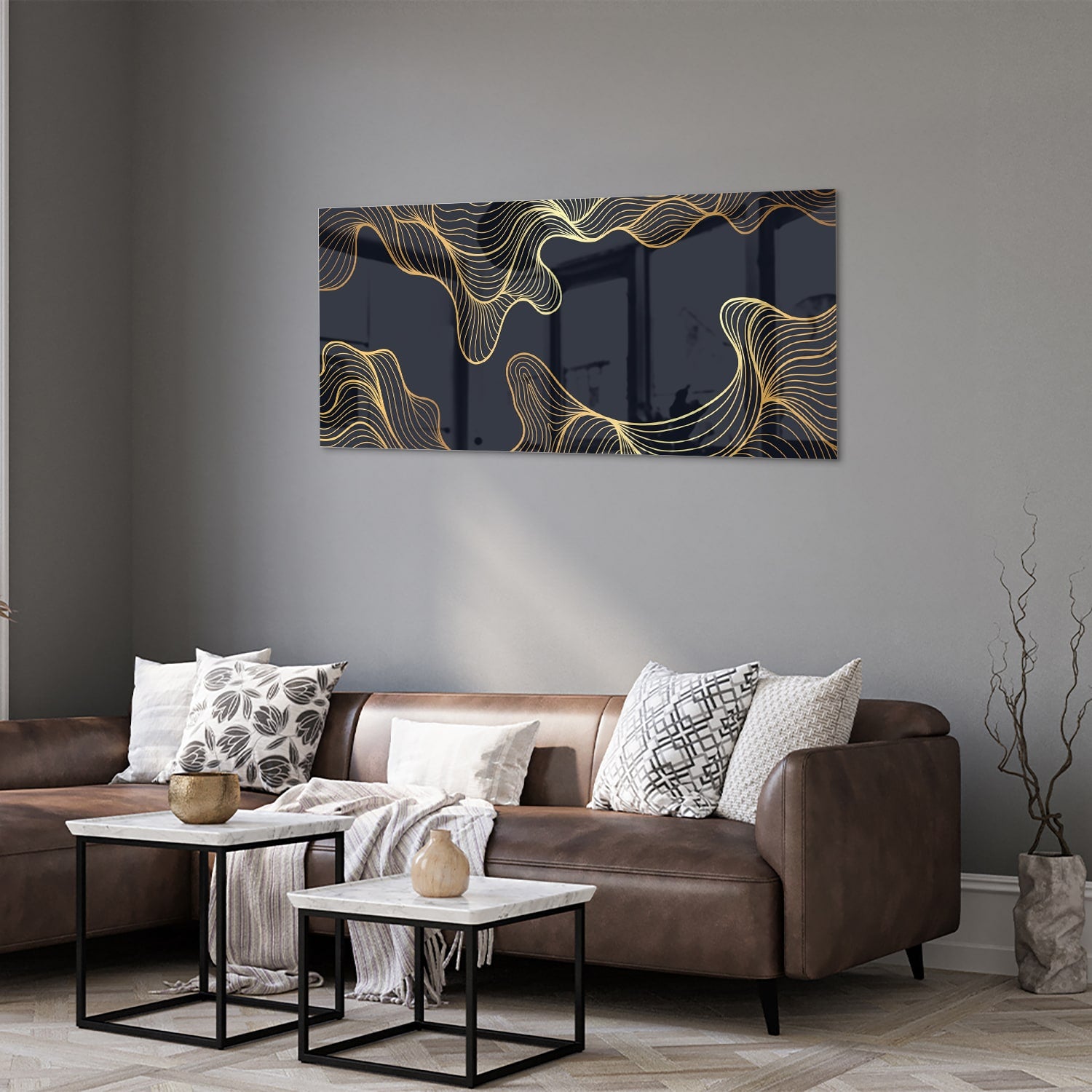 Glazen schilderij met gouden lijnen tegen een donkerblauwe achtergrond in een moderne woonkamer.