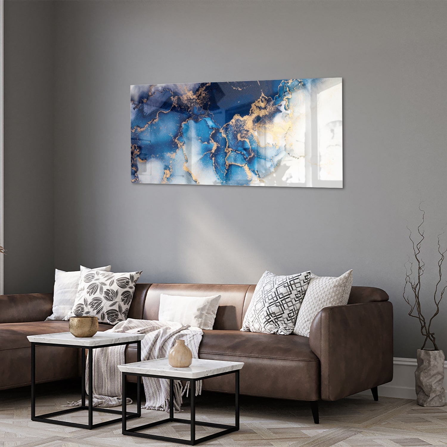 Prachtig glazen schilderij met blauwe en gouden patronen aan de muur.