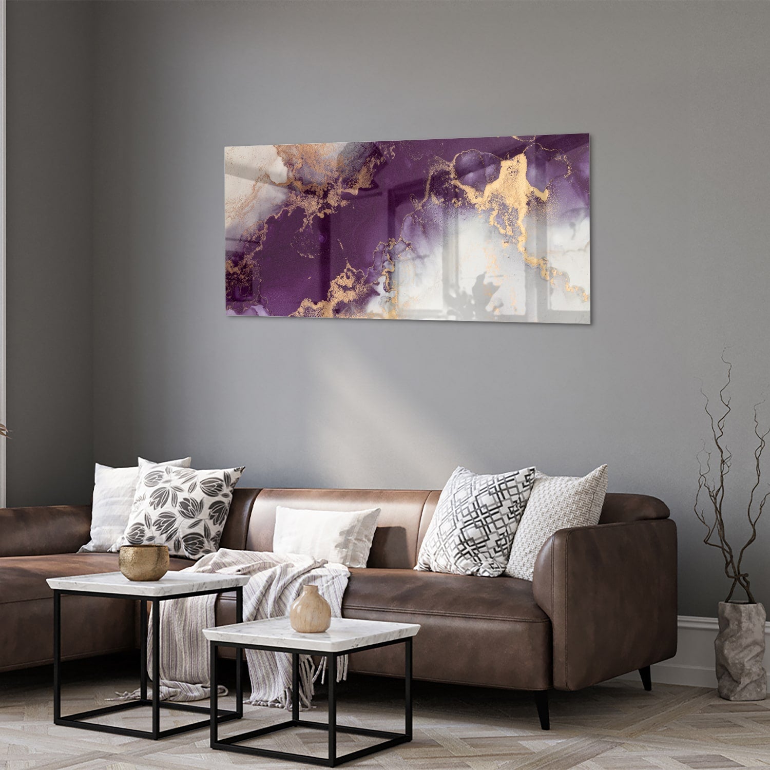 Een elegant paarse glazen schilderij met gouden accenten aan een muur in moderne woonkamer.