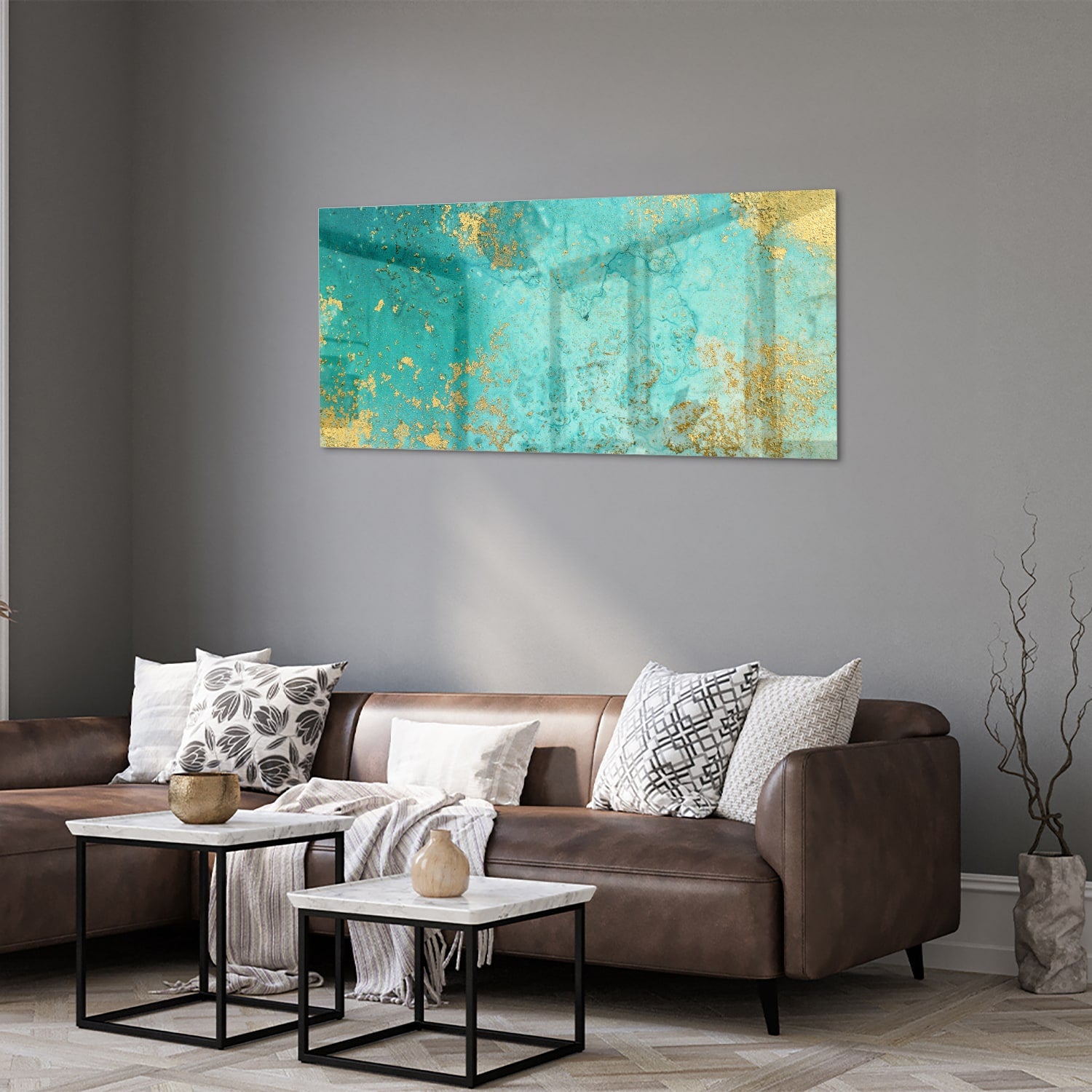 Glazen schilderij met turquoise en gouden accenten aan de muur