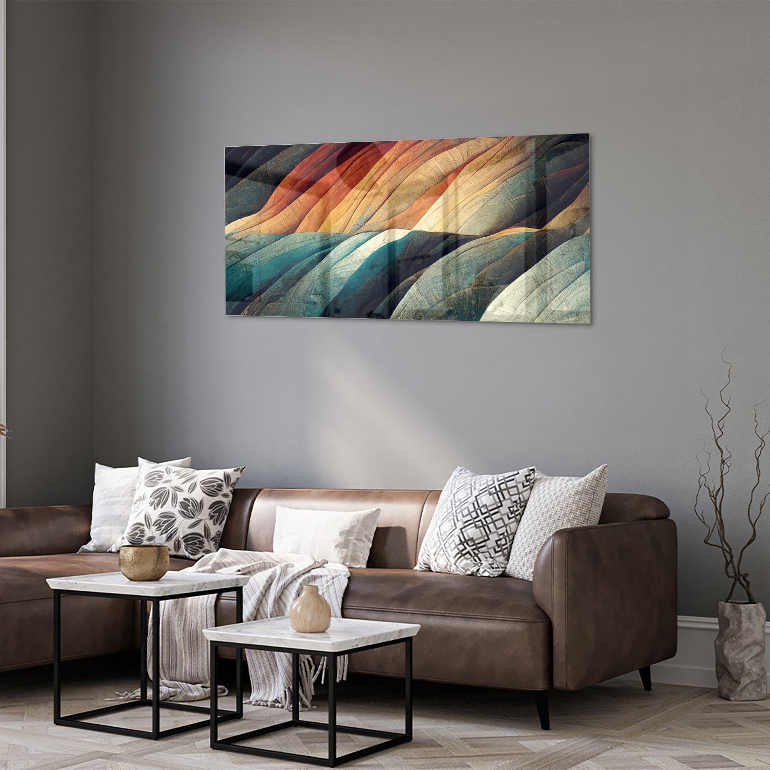 Abstract glazen schilderij met gekleurde golven in een moderne woonkamer.
