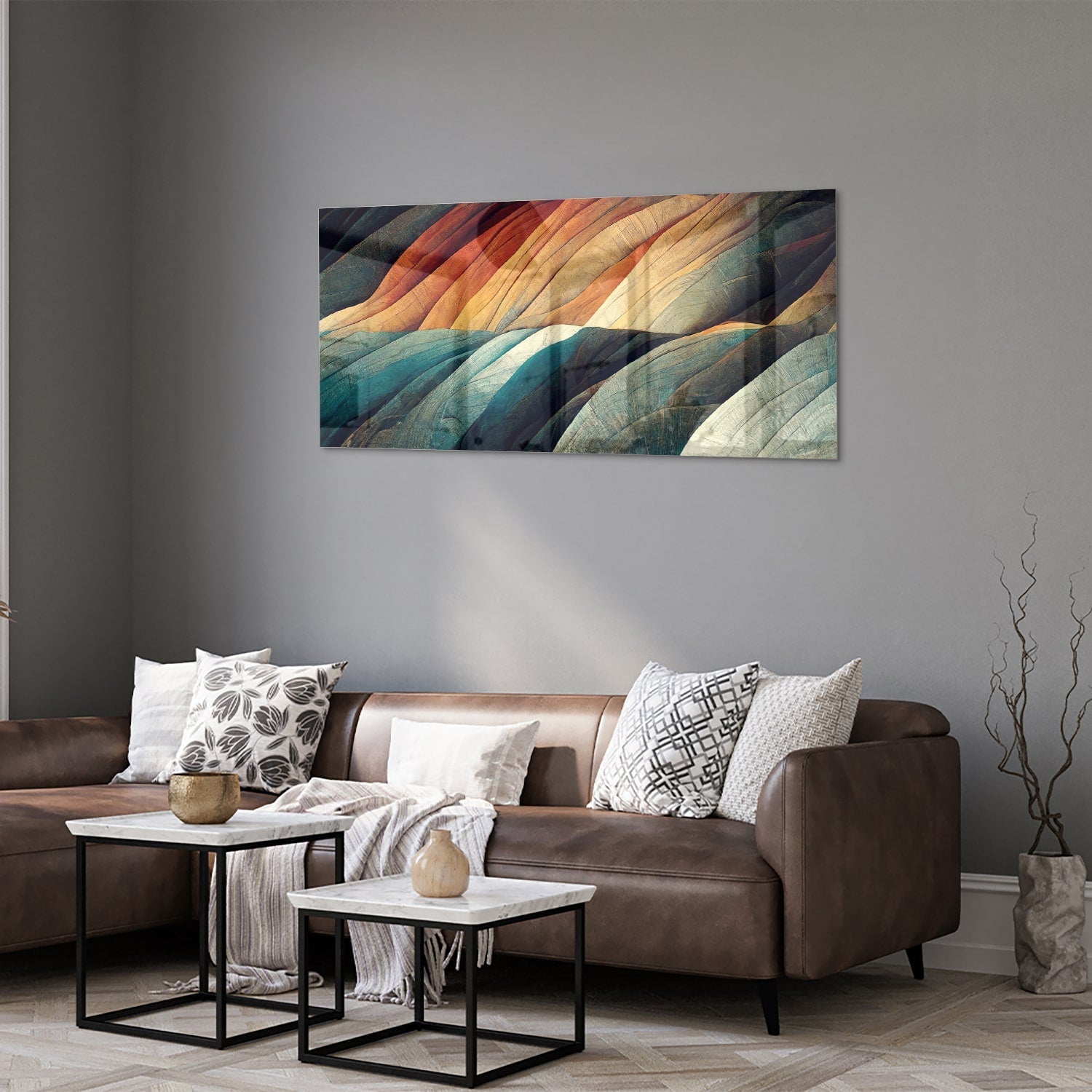 Abstract glazen schilderij met gekleurde golven in een moderne woonkamer.