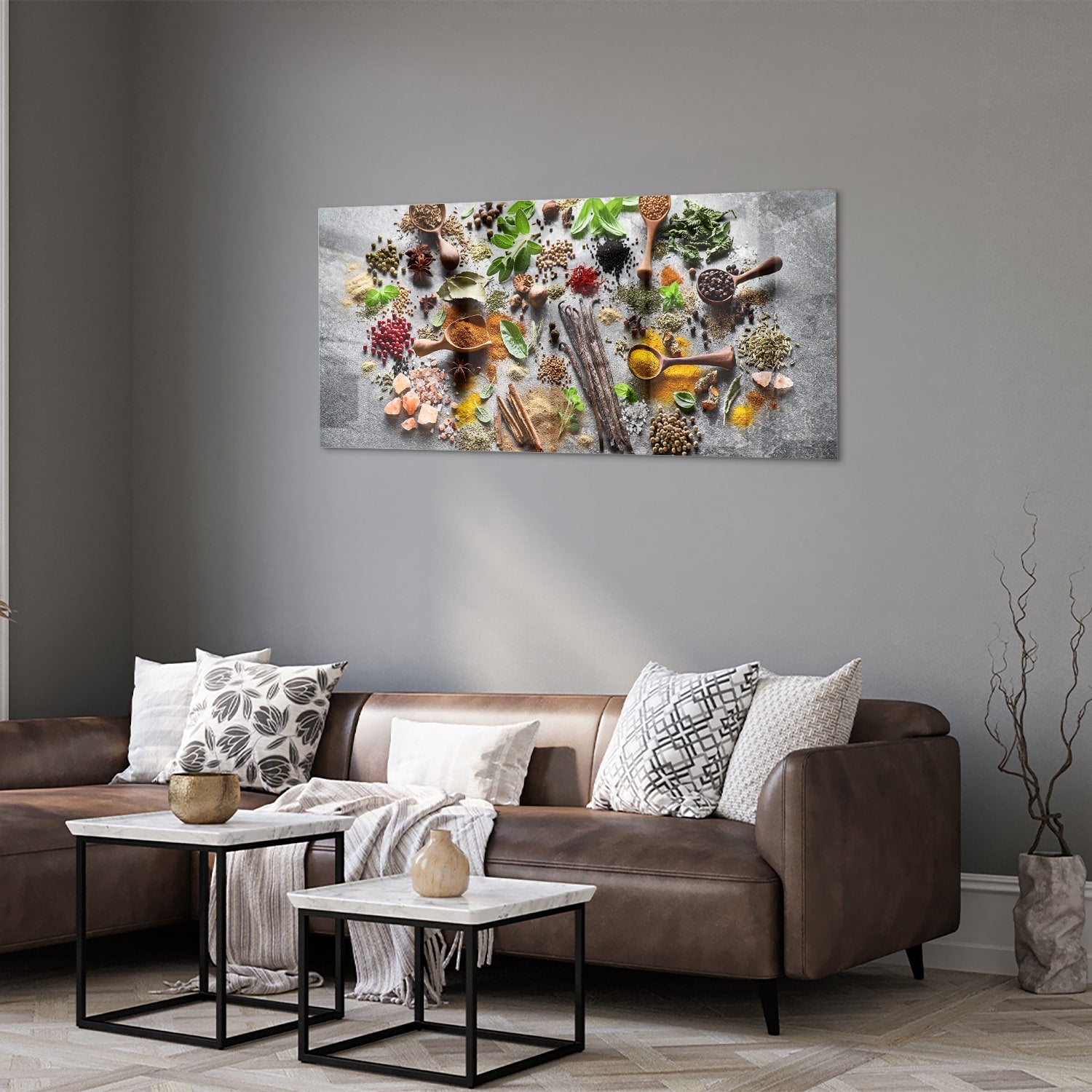 Glazen schilderij met een artistieke weergave van kruiden en specerijen in een gezellige keukenomgeving.