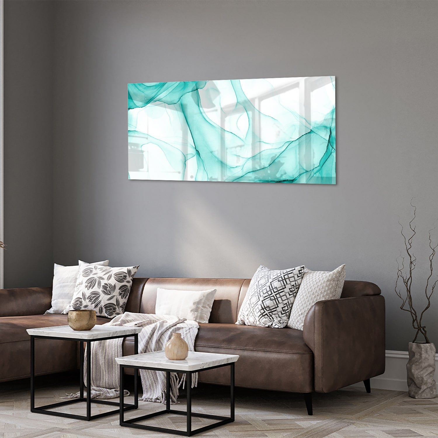 Lichtblauw abstract glazen schilderij aan de muur boven een houten meubel.