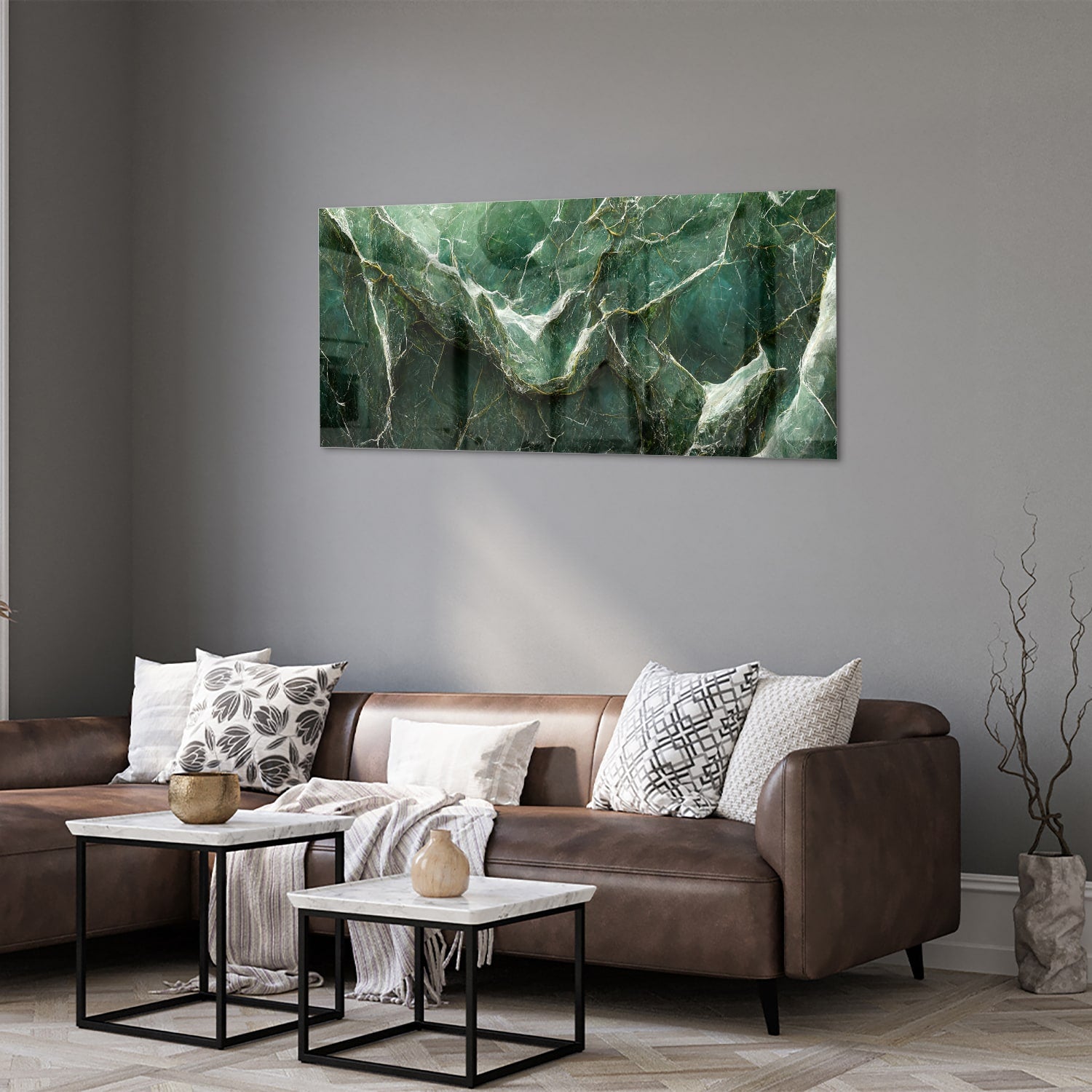 Glas schilderij met marmerpatroon in groene tinten, hangt aan de muur.
