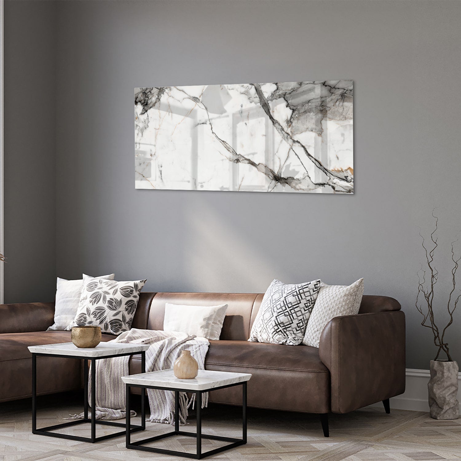 Elegant glazen schilderij in marmerlook aan de muur.